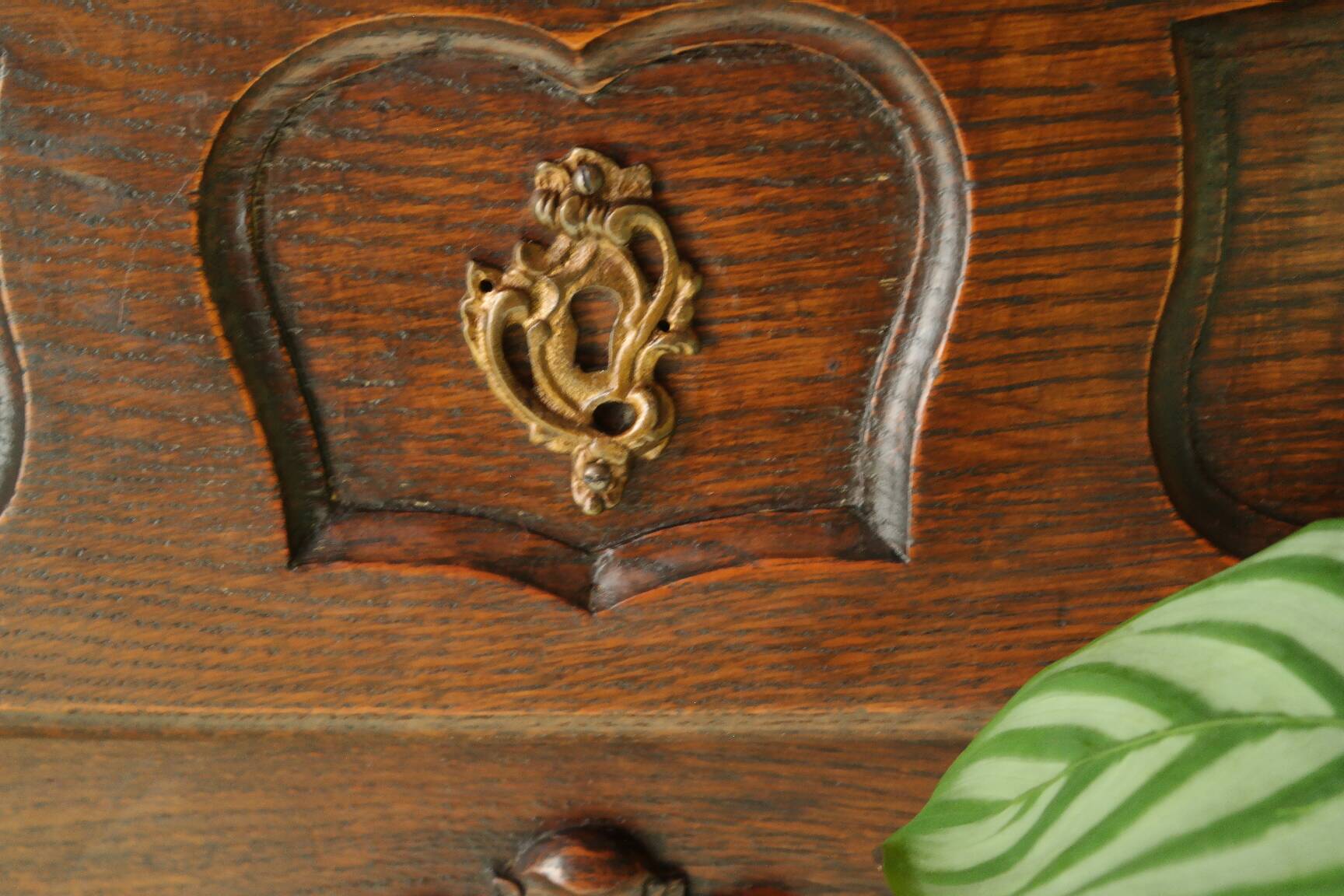 Louis XV style commode in solid oak, 20th century.