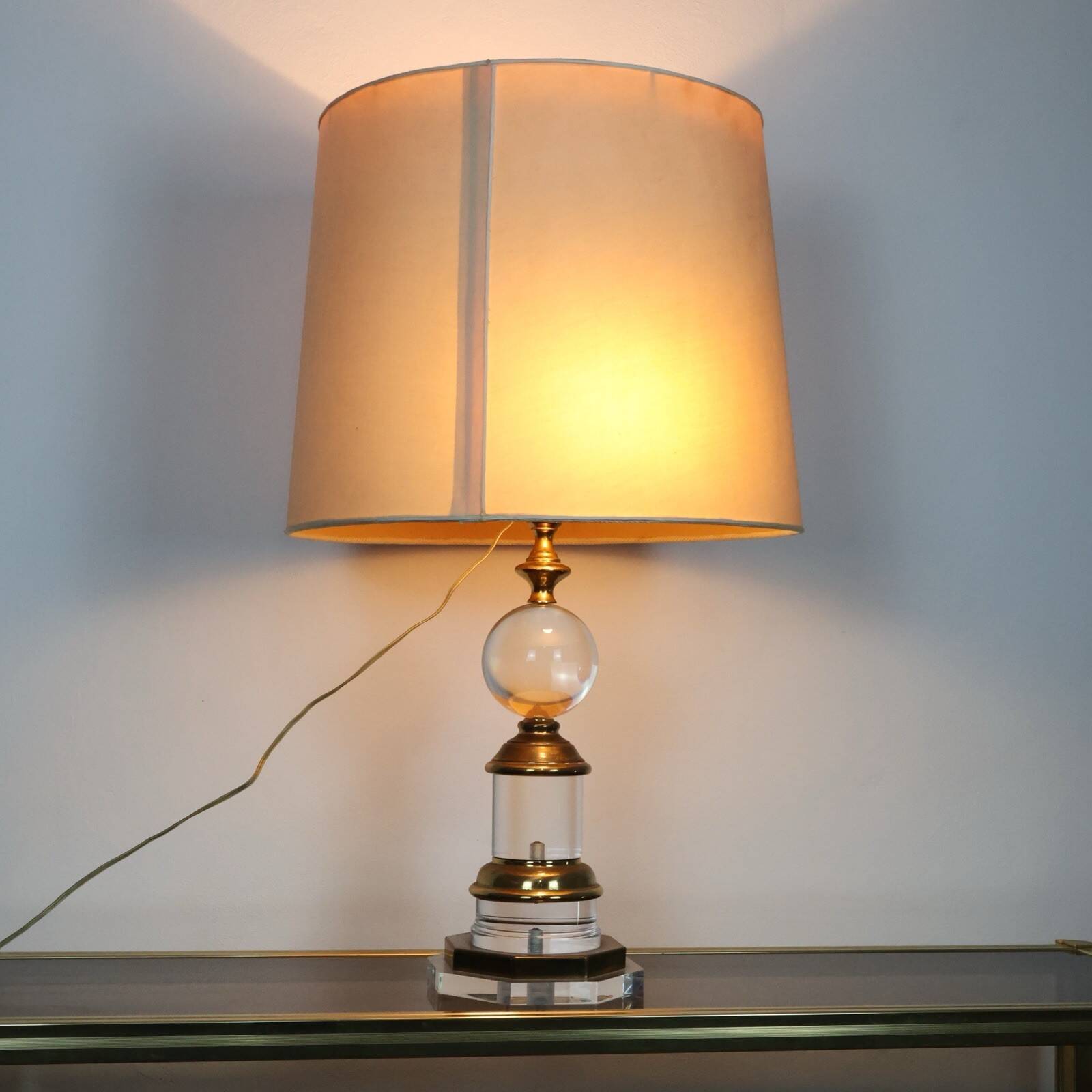 Hollywood Regency lamp in acrylic and brass 1970s design modernariato