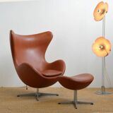 Fauteuil Egg et son repose pied d’Arne  Jacobsen  Edité par Fritz Hansen.