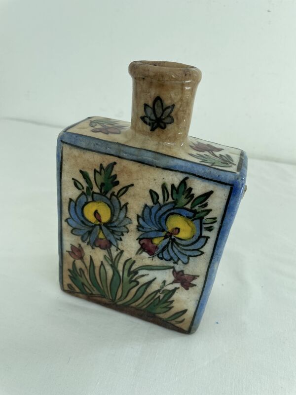 Flacon persan, vase ancien à décor polychrome de fleurs, style Kagjar, céramique ancienne