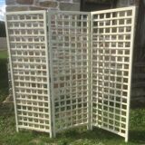 Off-white claustra screen