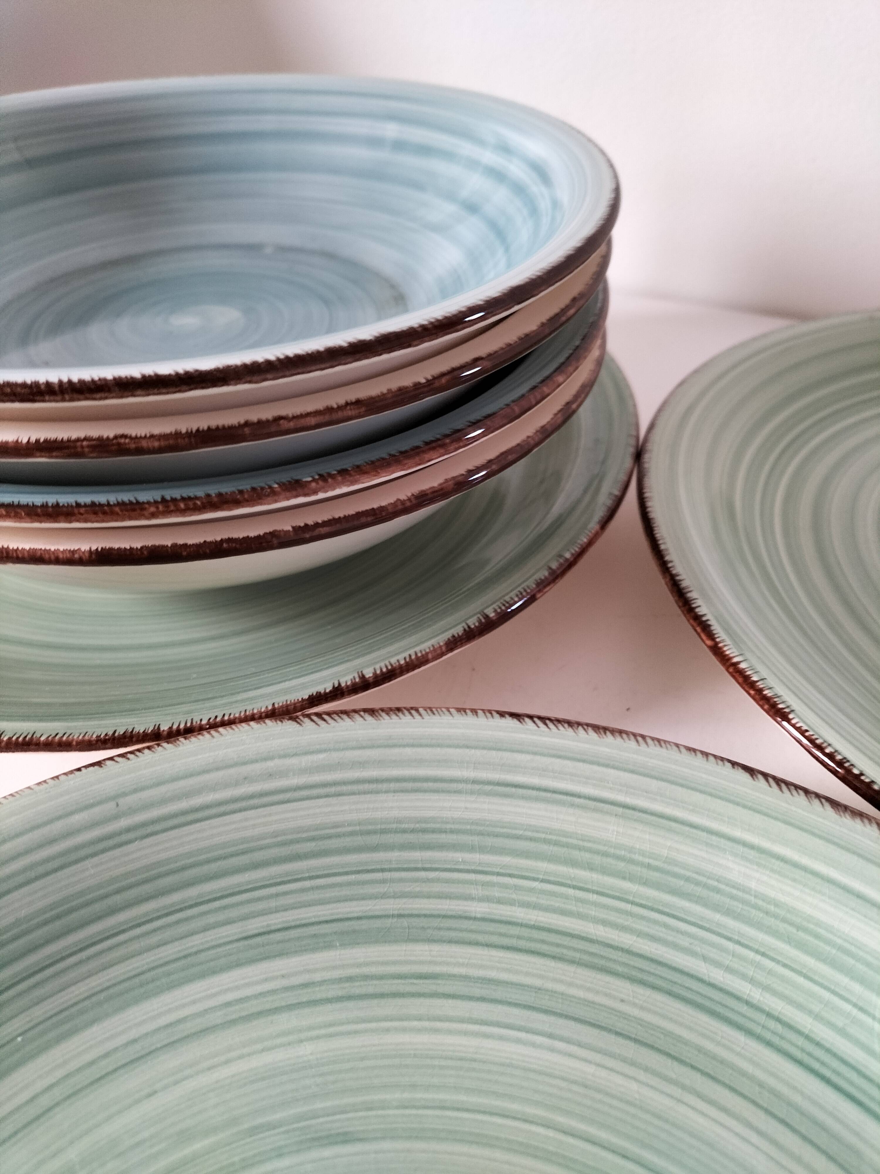 Set of 7 vintage flat and deep plates