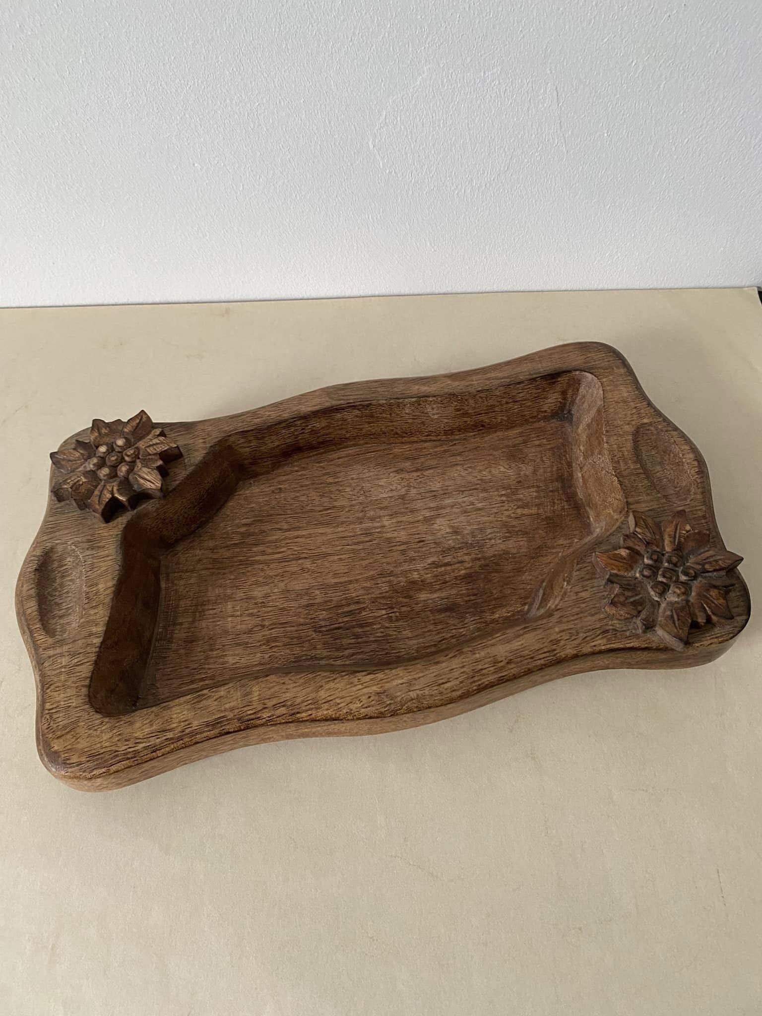 Small tray or pocket emptier in mango wood with carved flowers (edelweiss).