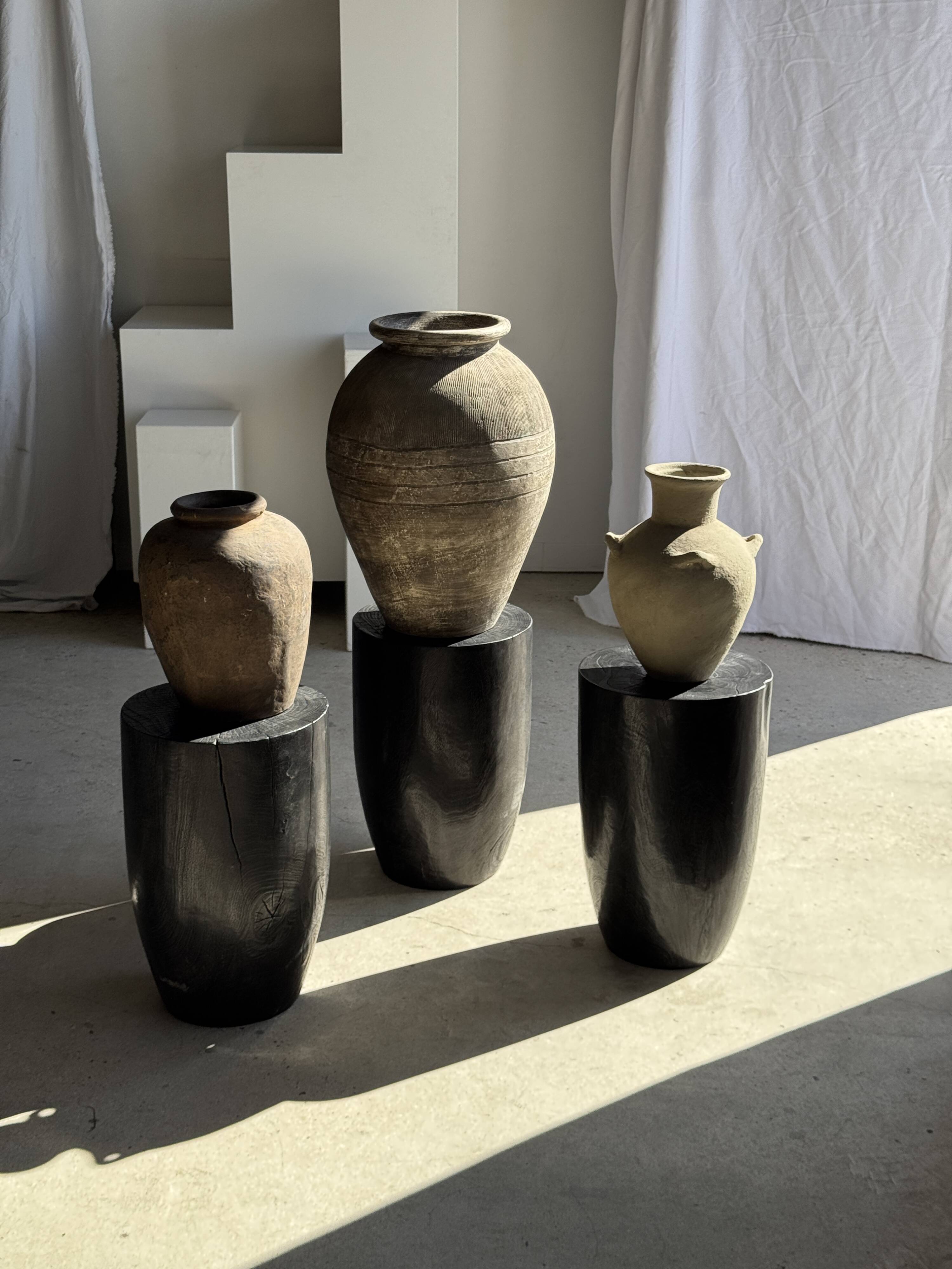 Stool, side table, end table in solid mango wood, cylindrical.