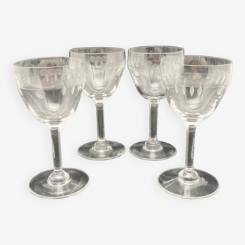 Aperitif glasses with rounded chiseled patterns