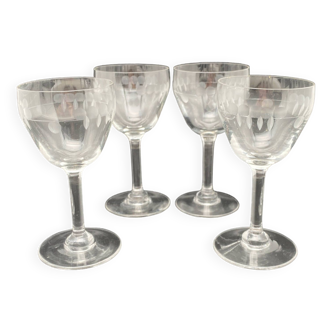 Aperitif glasses with rounded chiseled patterns