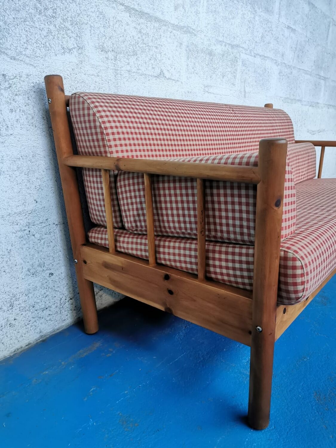 Bench in pine and gingham fabrics