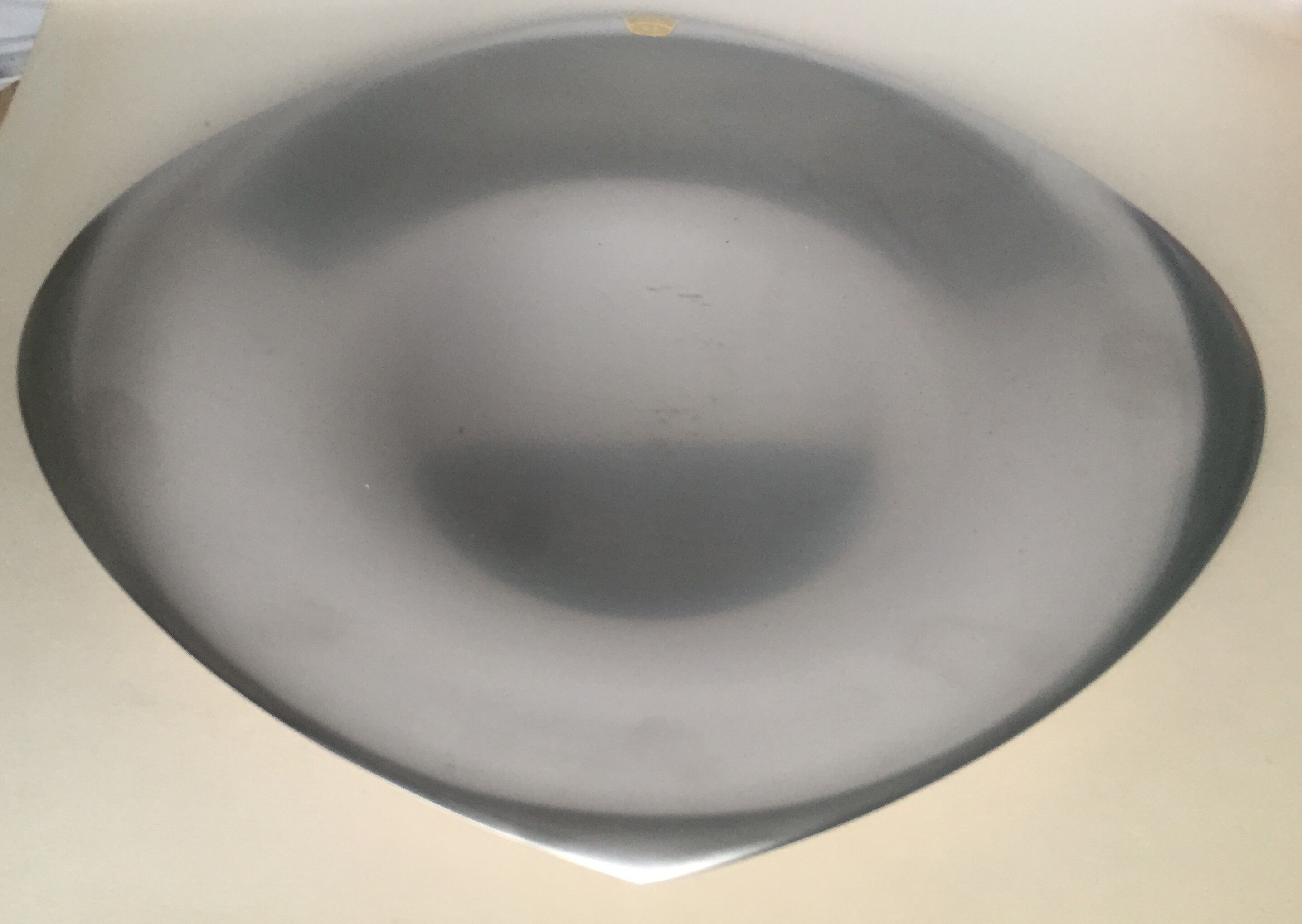 Round plate in brushed metal