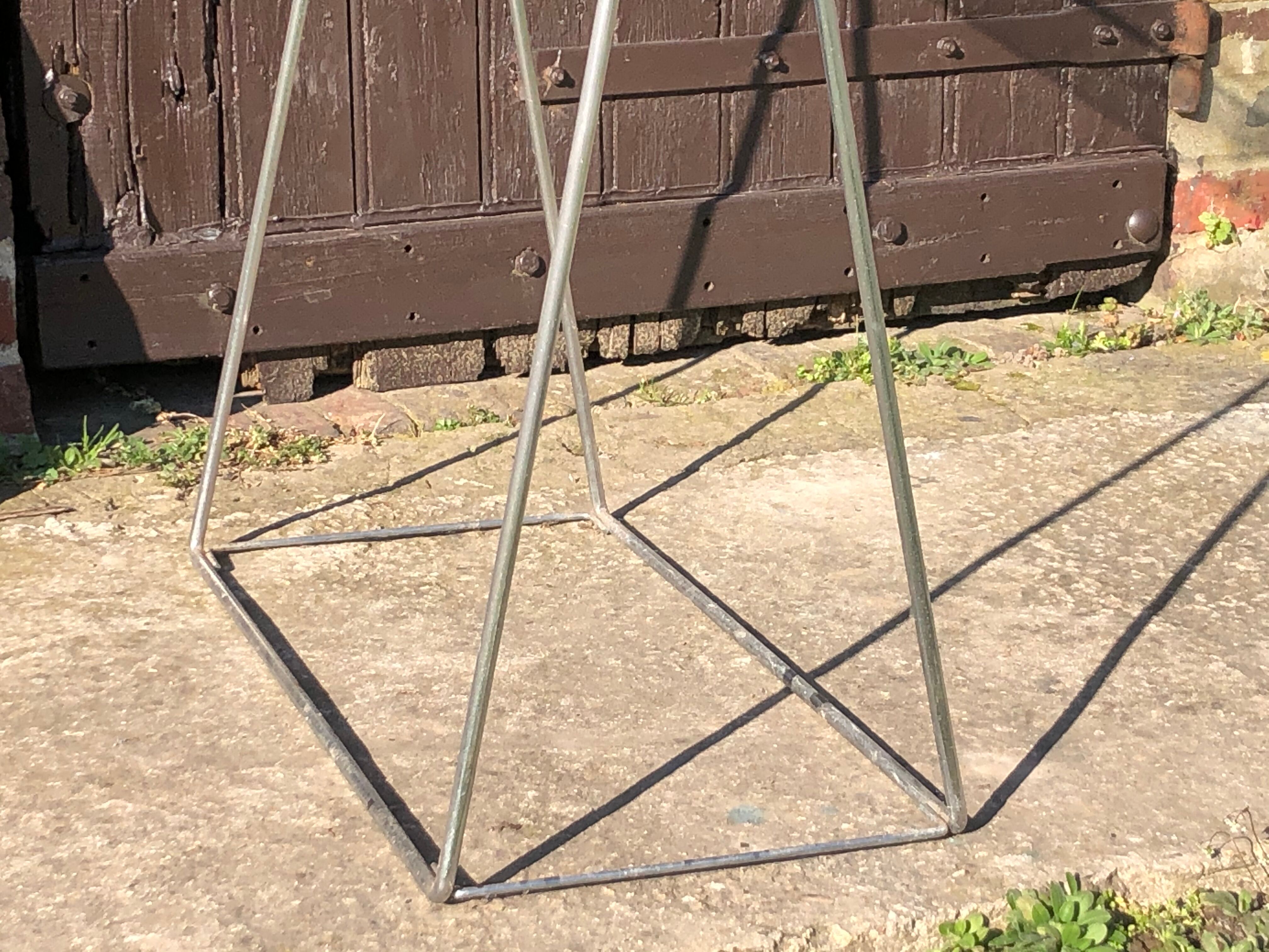 Bureau en fil d’acier et plateau en verre