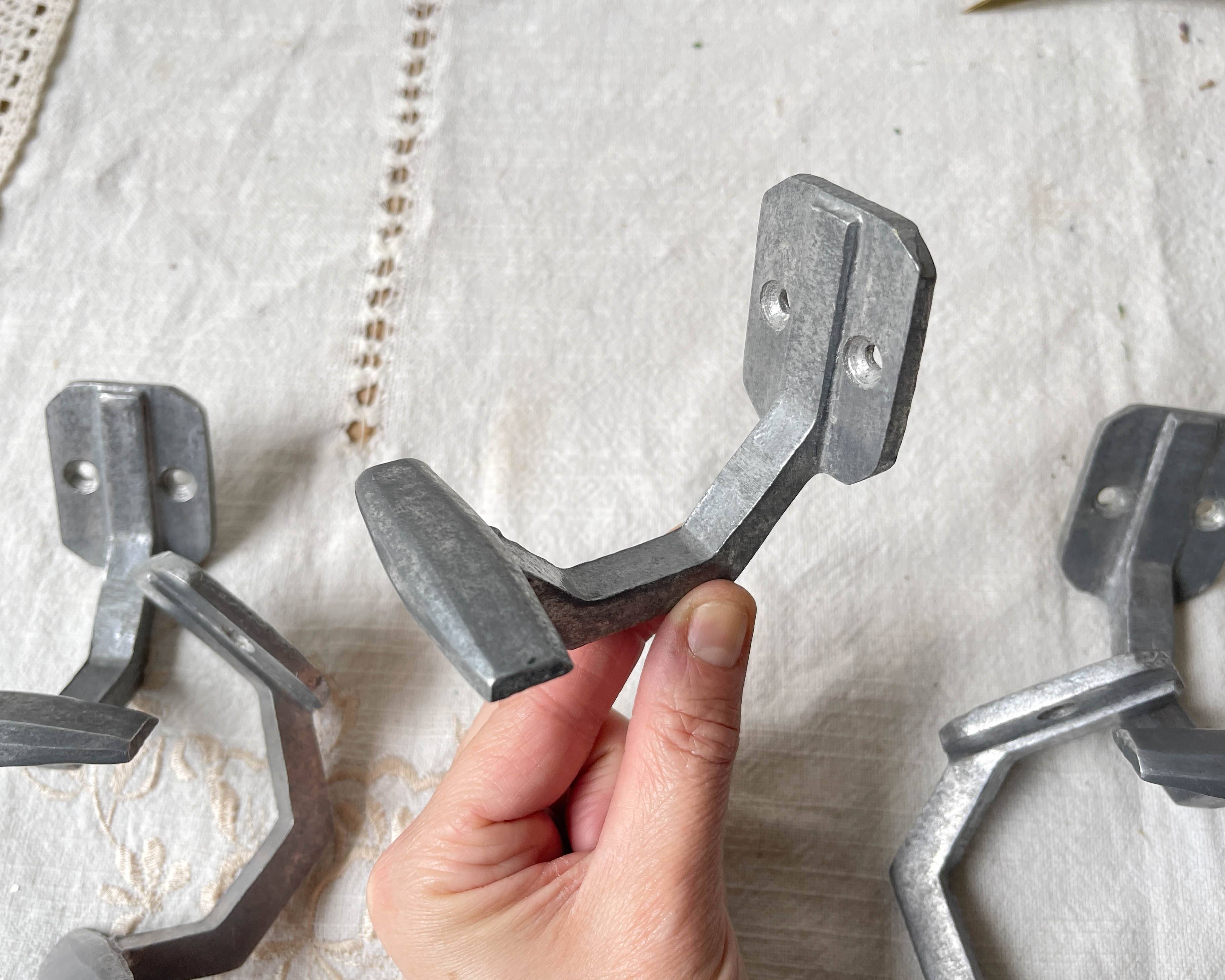 5 Patères murales vintages en fonte d'aluminium