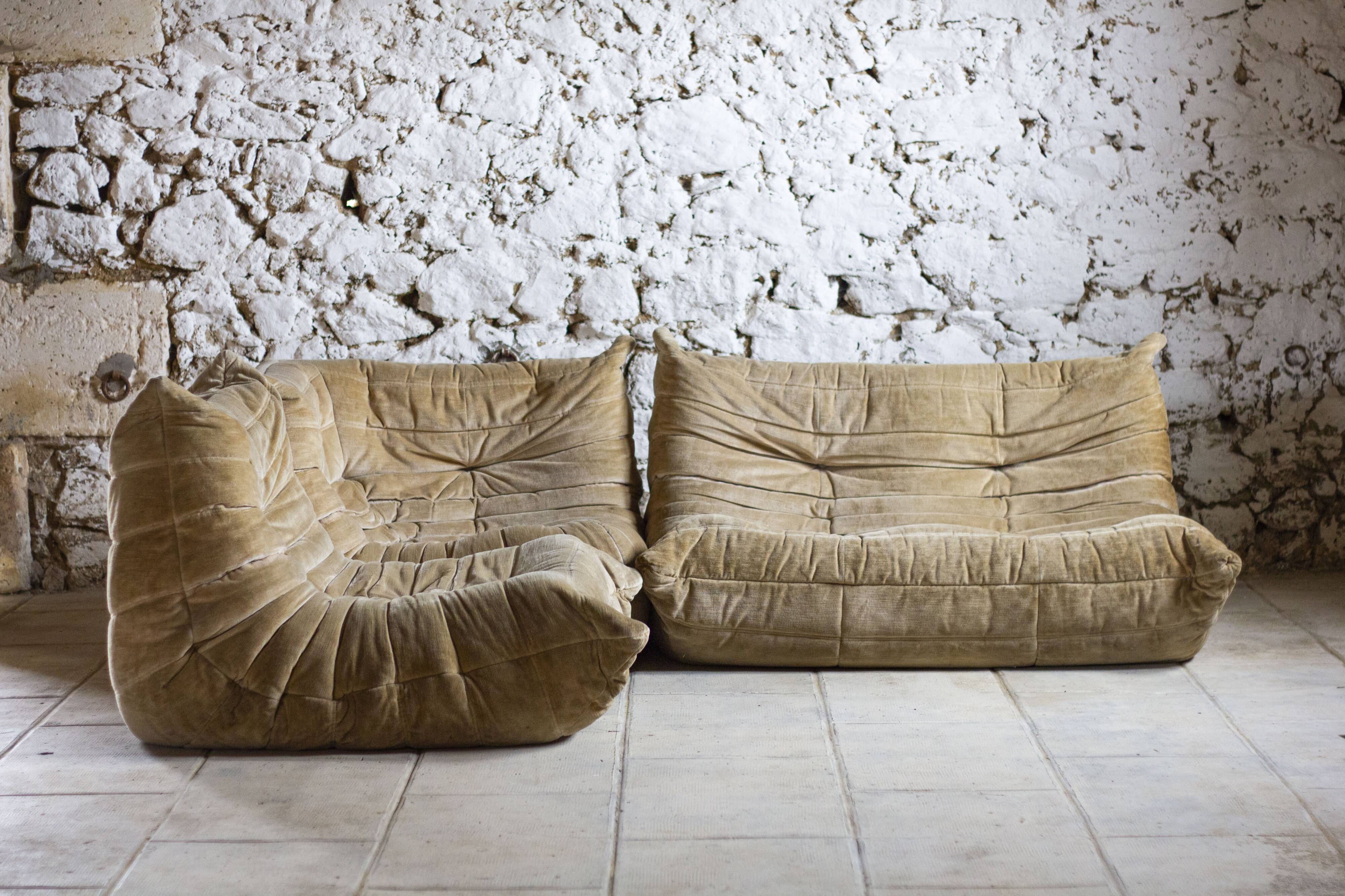 Canapé Togo 4 places en velours beige par Michel Ducaroy, Ligne Roset, 1973