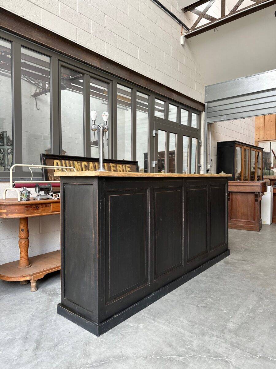 1920s bar counter