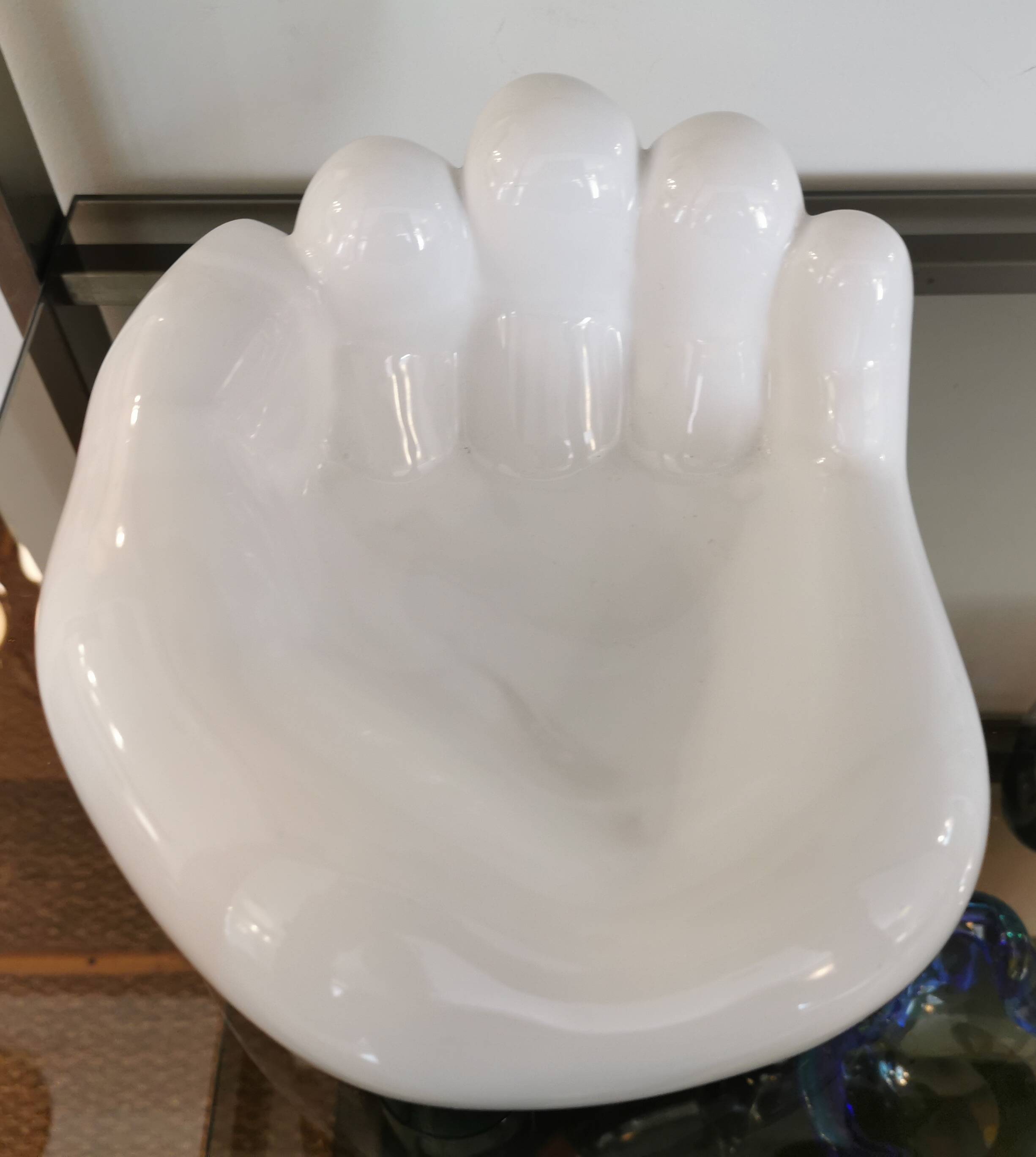 Empty pocket XXL vintage hand in white ceramic