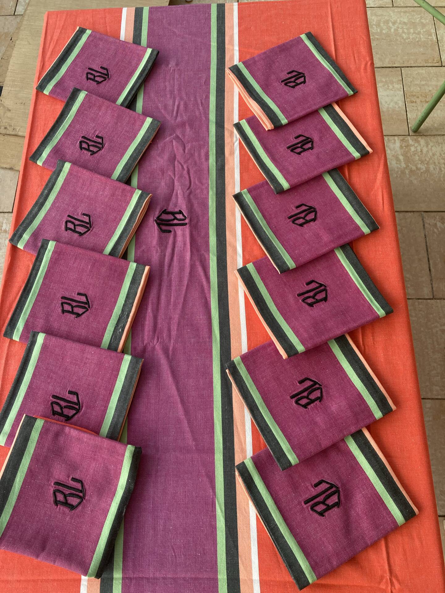 Nappes et serviettes à rayures colorées