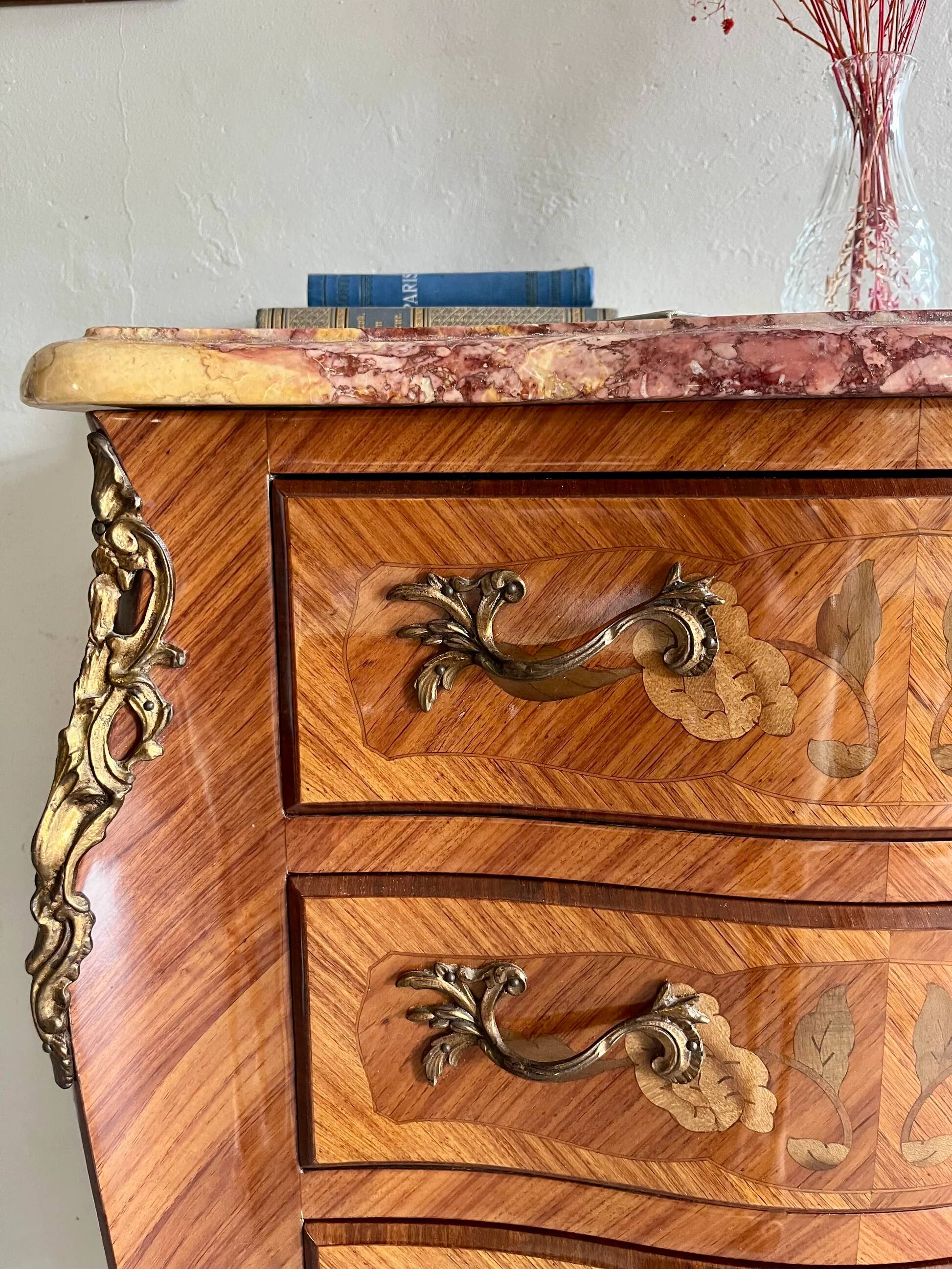 Chiffonnier Louis XV en bois et marbre
