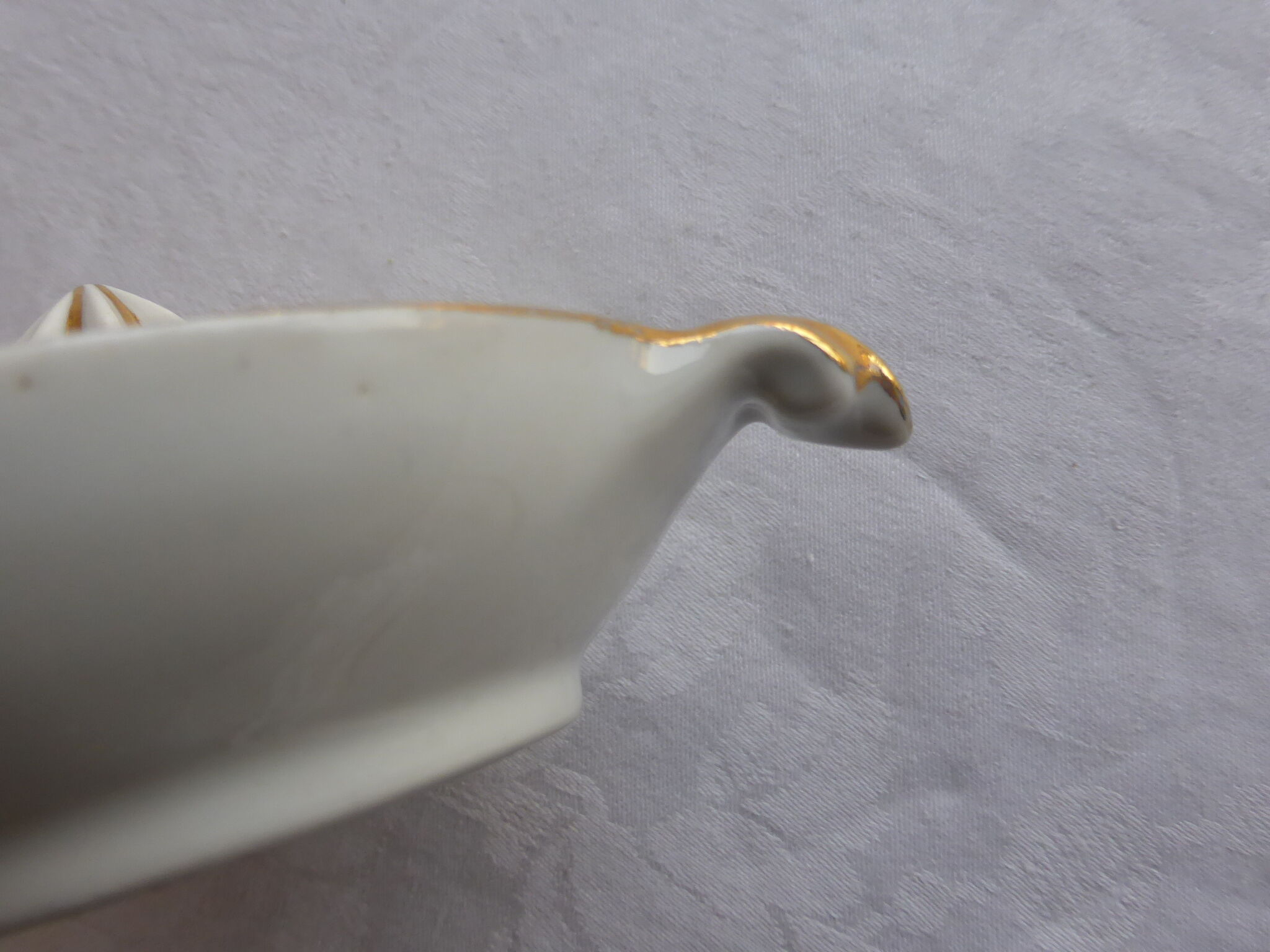 Presse-citron ancien en porcelaine de Limoges blanc et doré