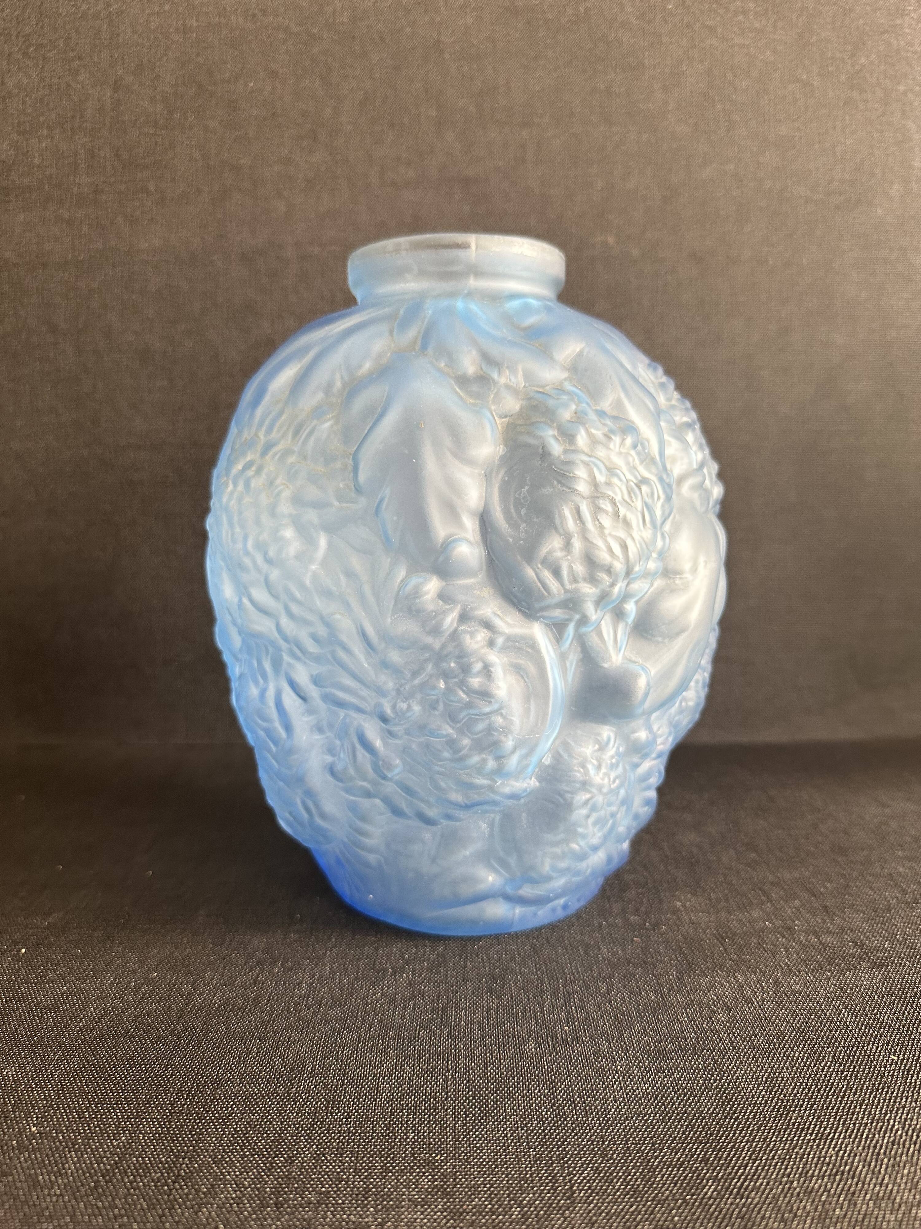 Large Art Deco round vase in frosted blue glass - 1930