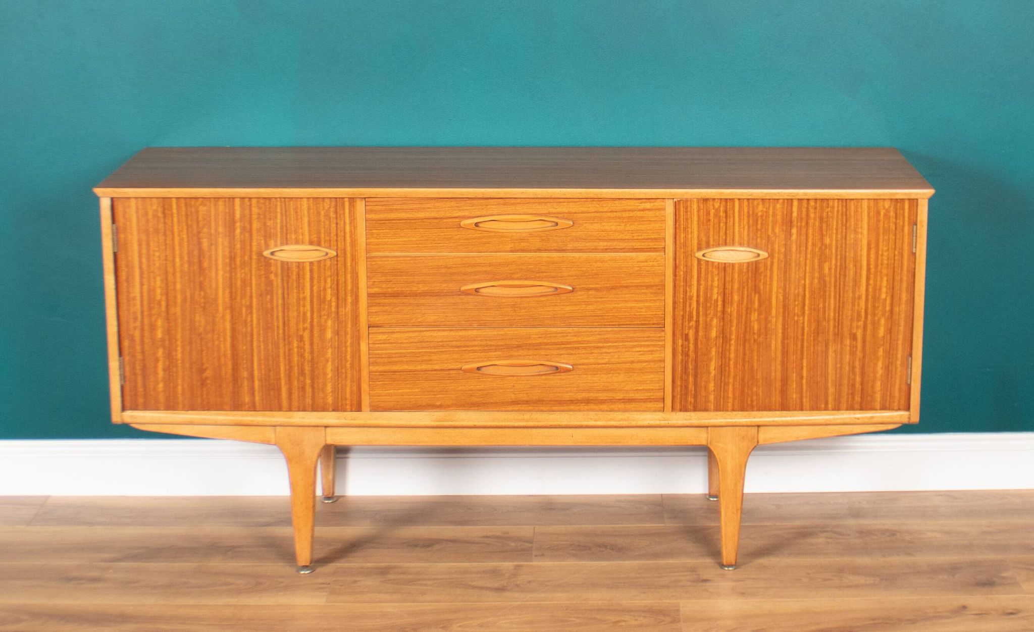 Buffet moyen Jentique Mid Century en noyer rétro des années 1960