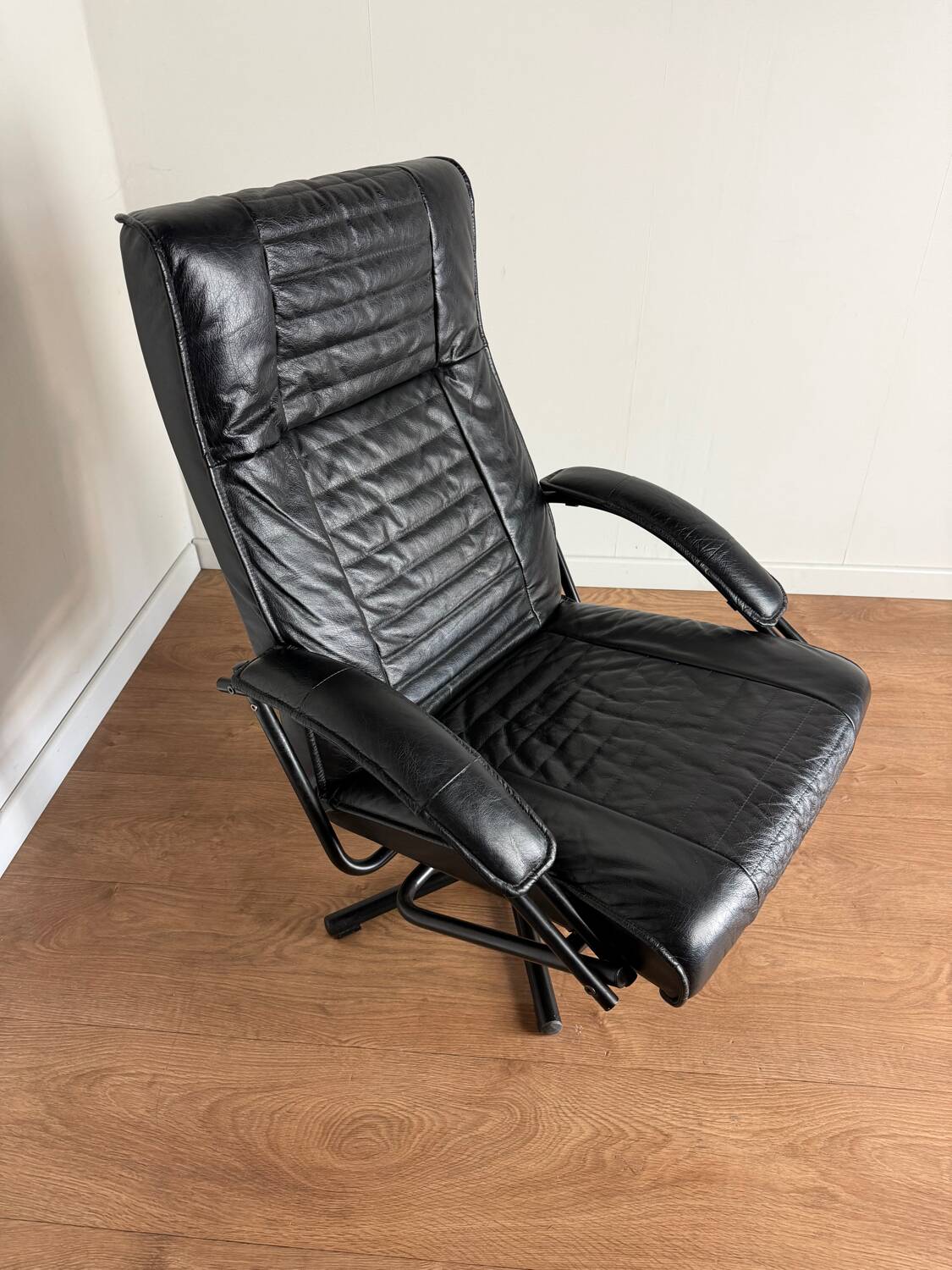 Danish swivel armchair in black leather – 1970s/80s - Skipper Furniture