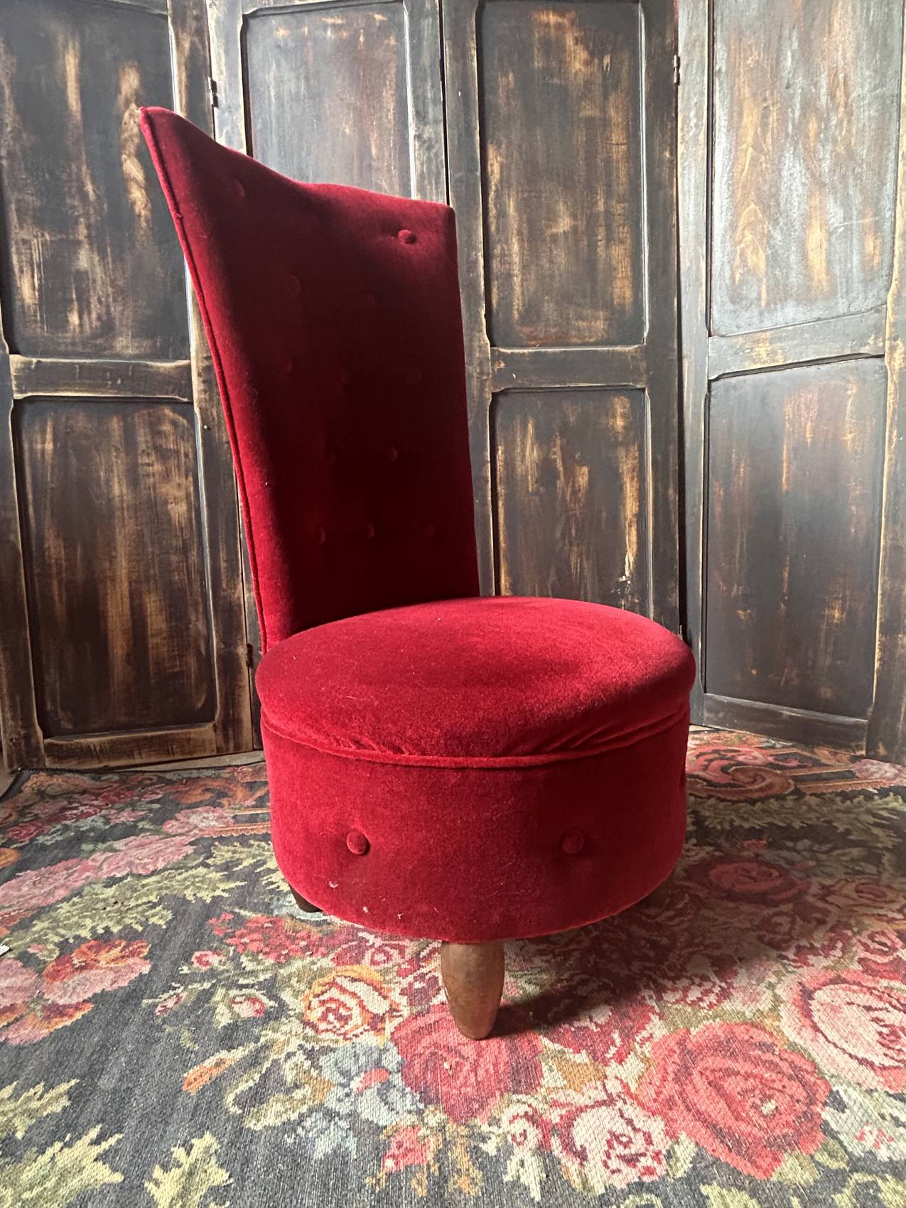 Vintage 1950s armchair in burgundy velvet – vintage elegance and timeless charm.