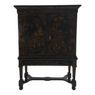 A rare early 18th-century Dutch japanned chinoiserie cabinet, circa 1700
