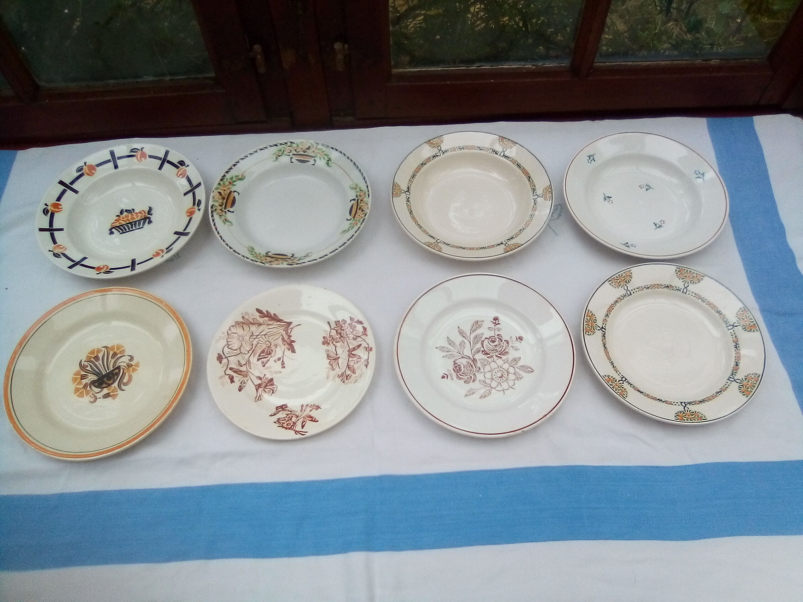 Assorted 8 brown/green plates