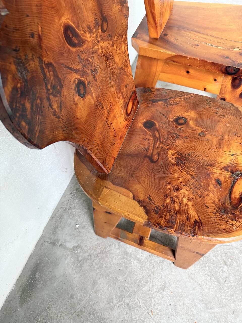 Paire de chaises brutalistes savoyardes en pin