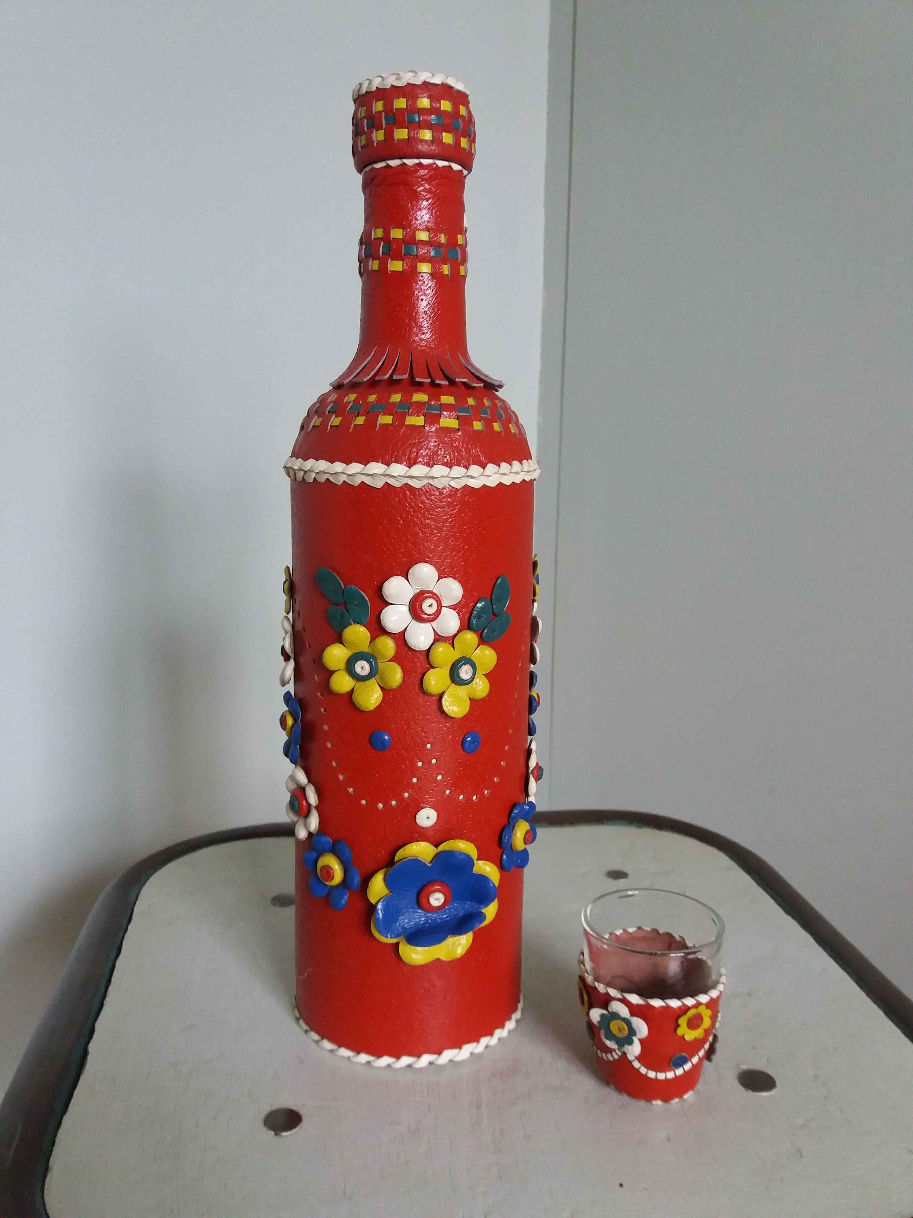 Bottle bottle leather dressing and its shot glass