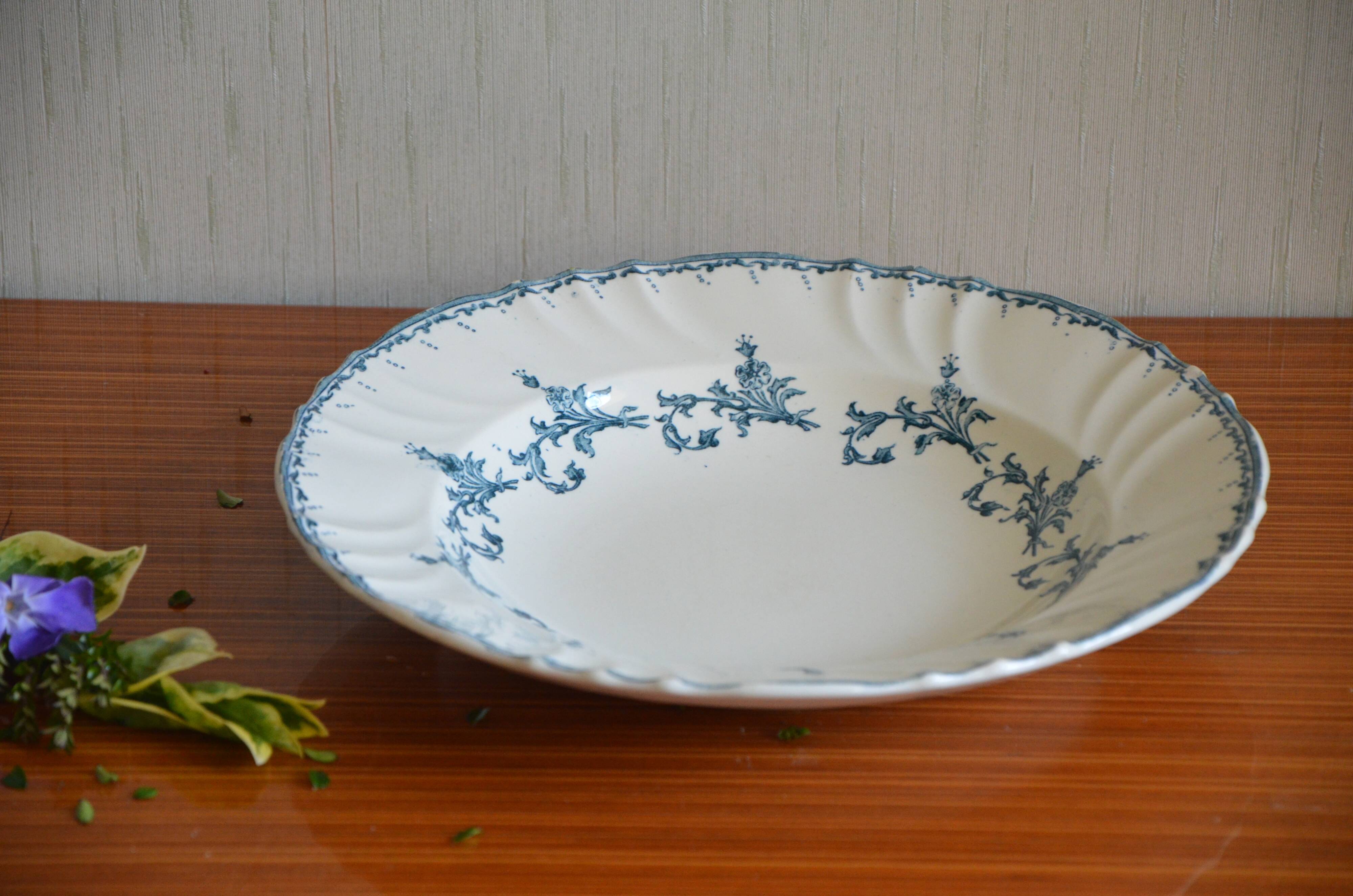 Chantilly hollow dish from the Longwy factory