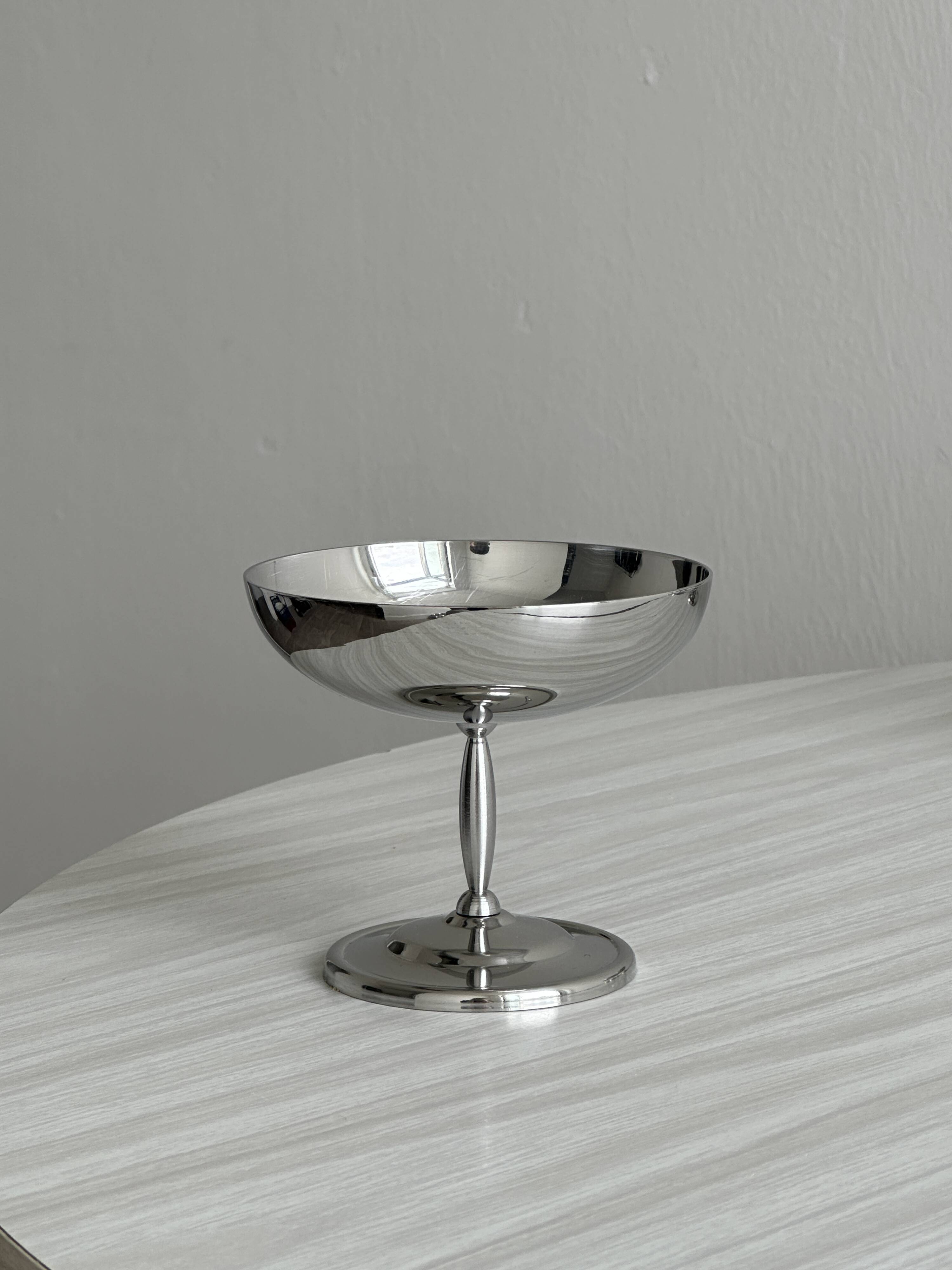 6 stainless steel footed bowls