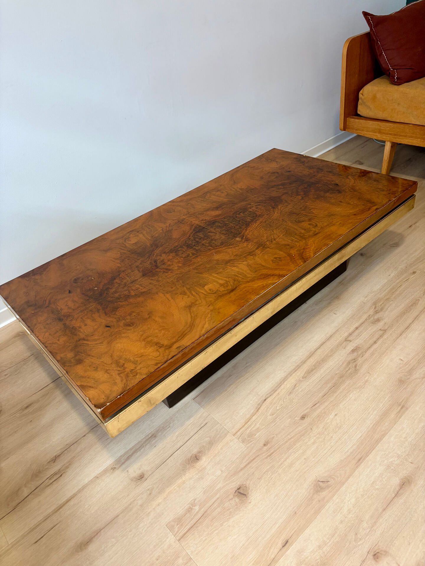 Elm burl coffee table and brass 70s Roche Bobois