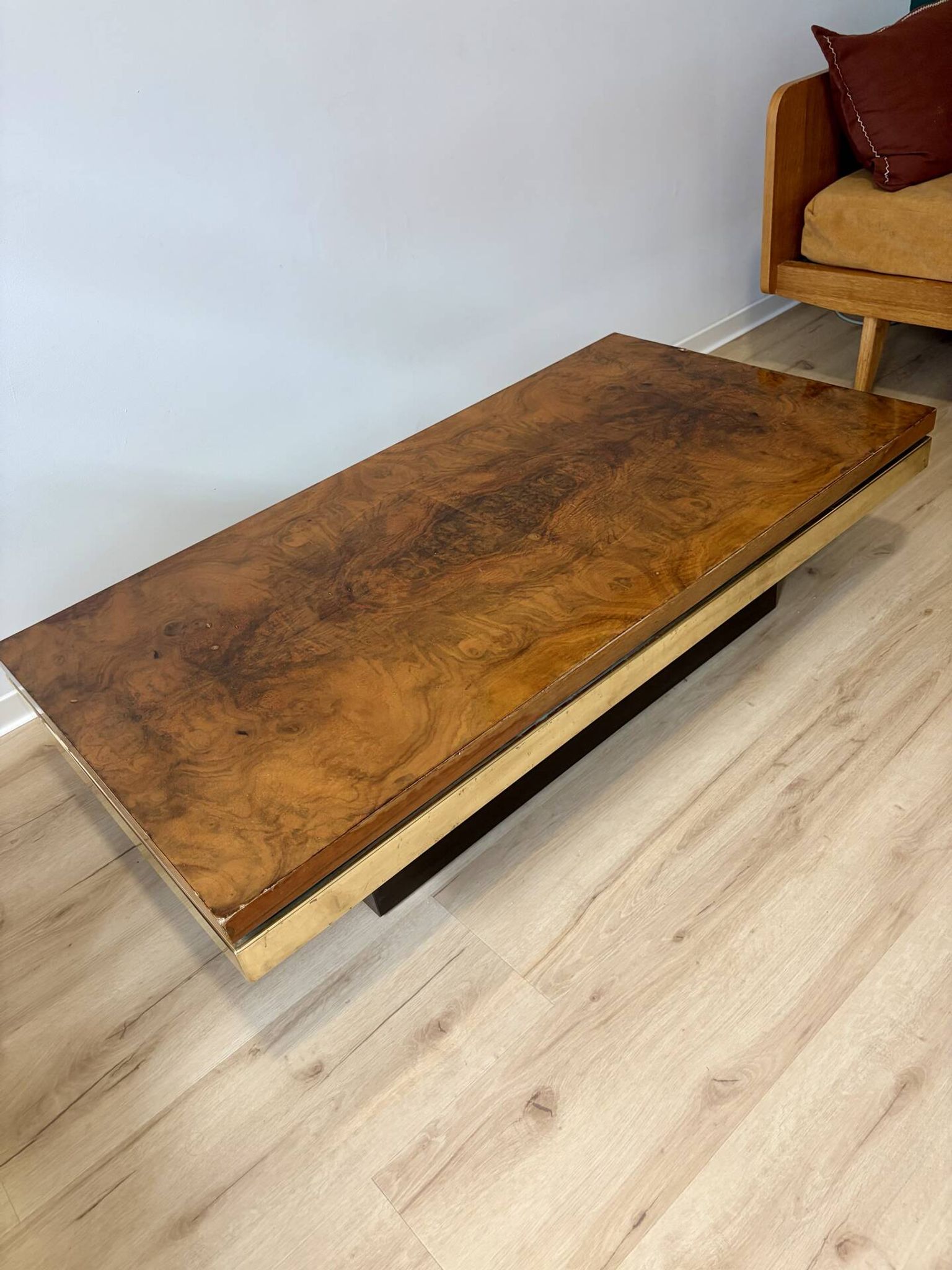 Table basse loupe d'orme et laiton 70' Roche Bobois