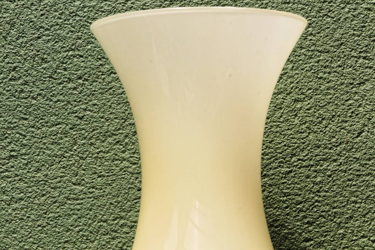 Vase de sol en verre opalin, couleur crème