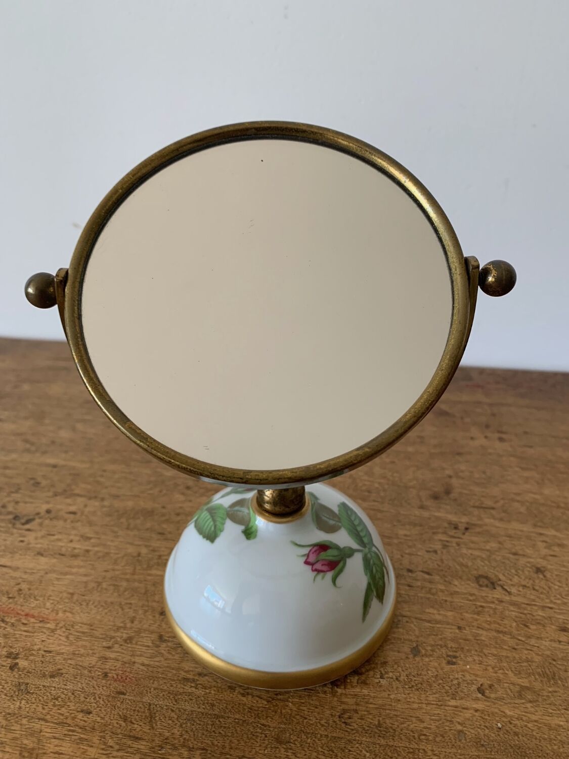 Porcelain set for bathroom