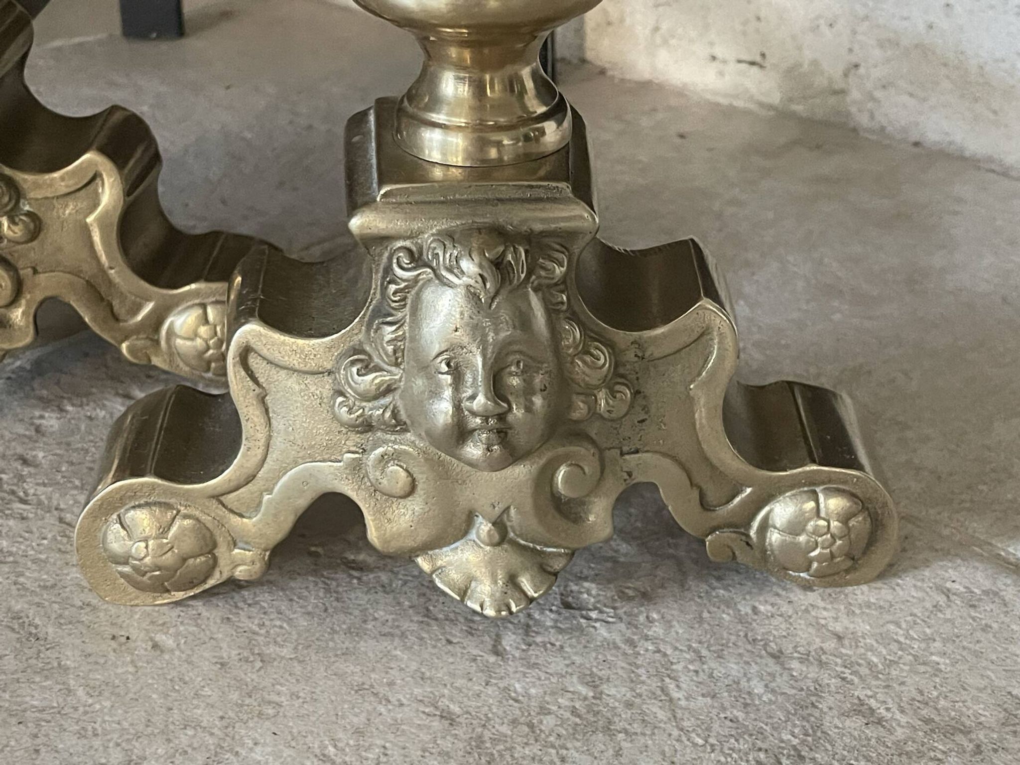 Paire de chenets en laiton