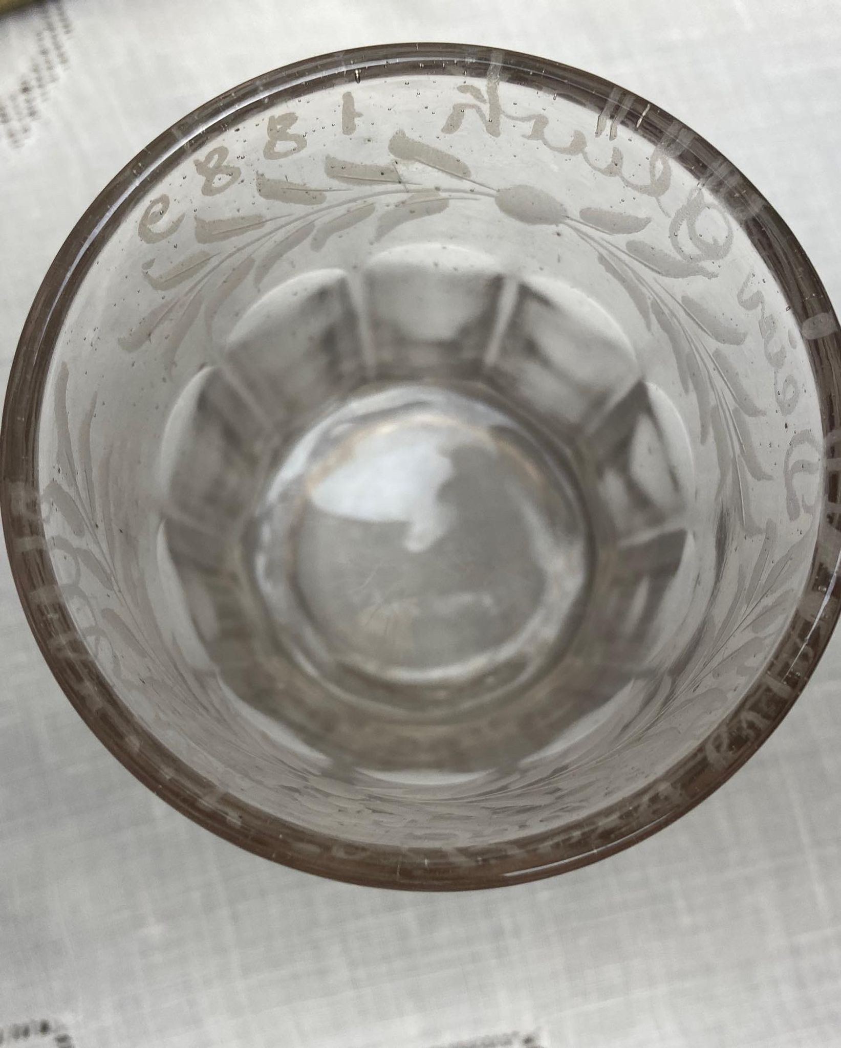 Vase de mariés gravé de 1889 en verre épais