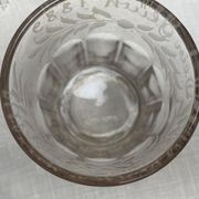 Vase de mariés gravé de 1889 en verre épais