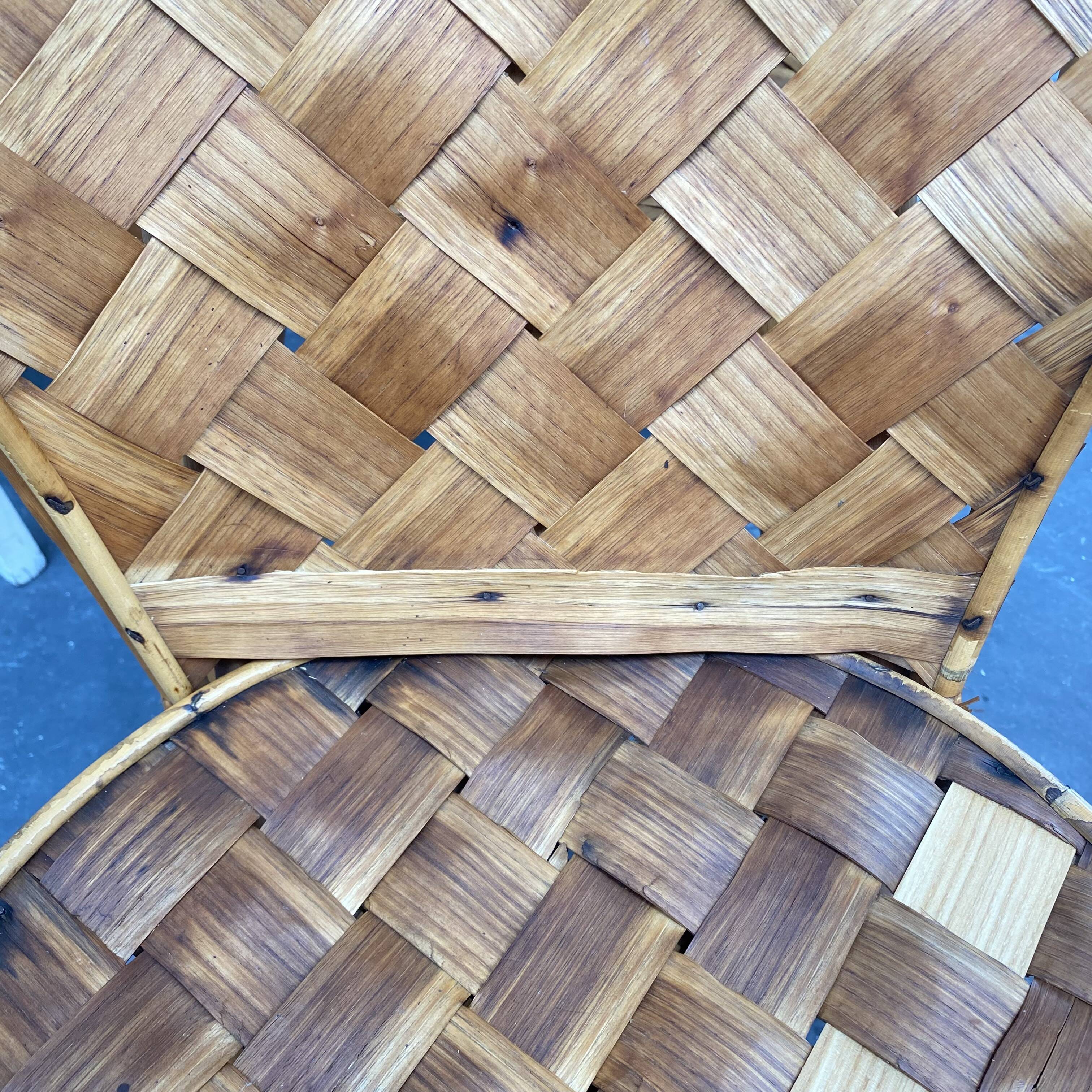 Ensemble composé d’une table et trois fauteuils en lamelles de châtaignier années 50/60