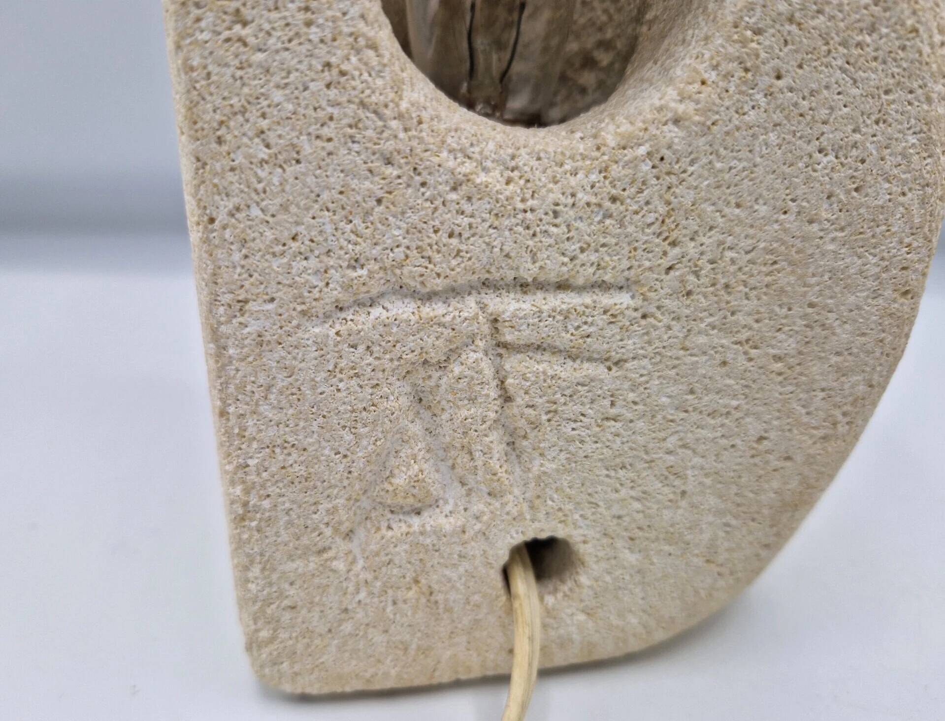 Lampe sculpturale en calcaire en forme de hibou par Albert Tormos, France