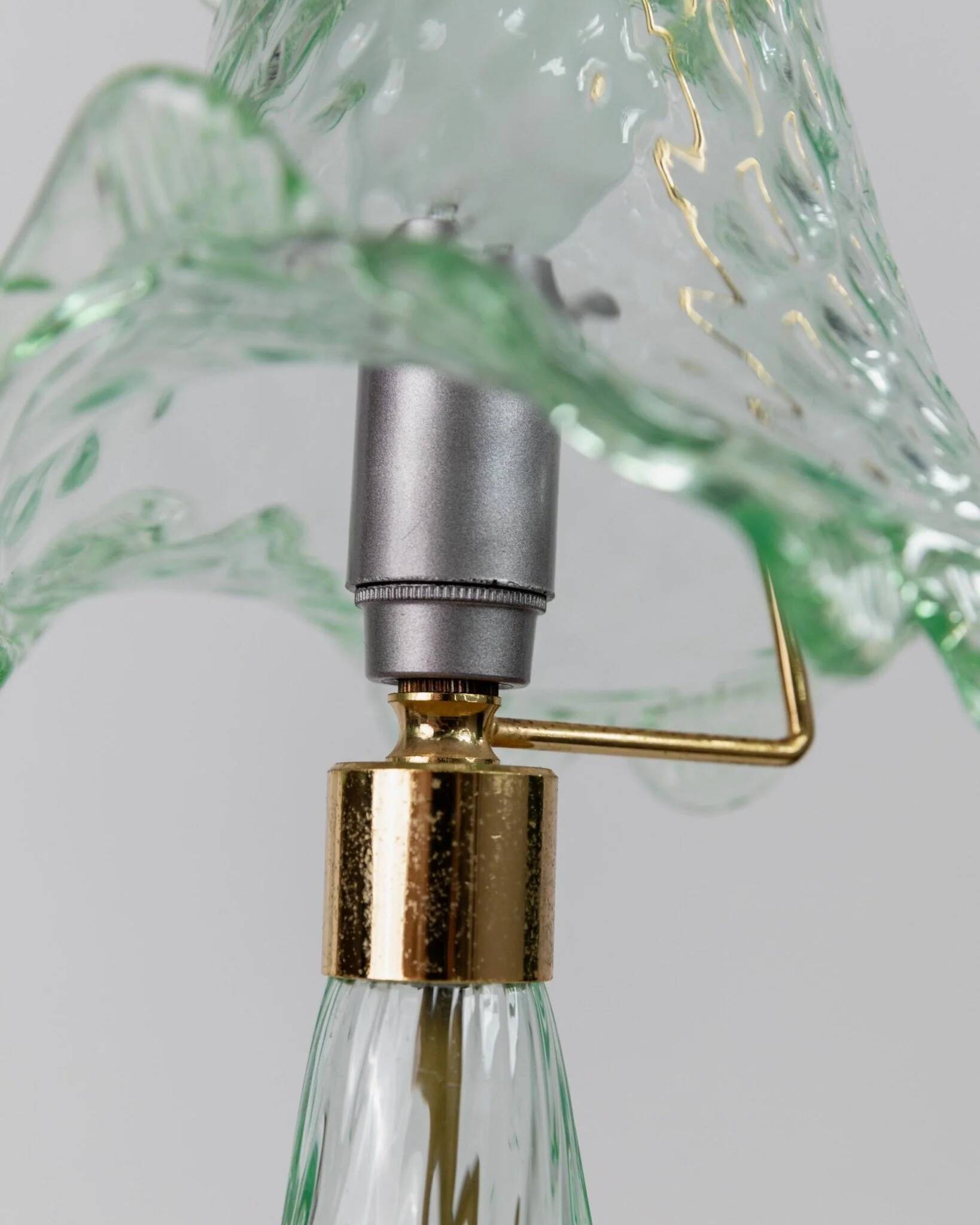 Murano Glass Table Lamp in Delicate Green, Wavy Shade, Italian 1980s Design – Elegant Bedside Decor