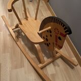 Cheval à bascule en bois