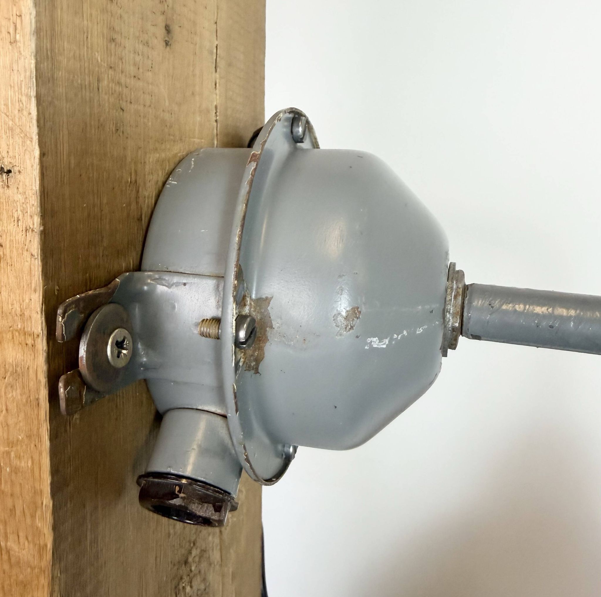 Lampe murale industrielle avec abat-jour en émail noir, années 1960