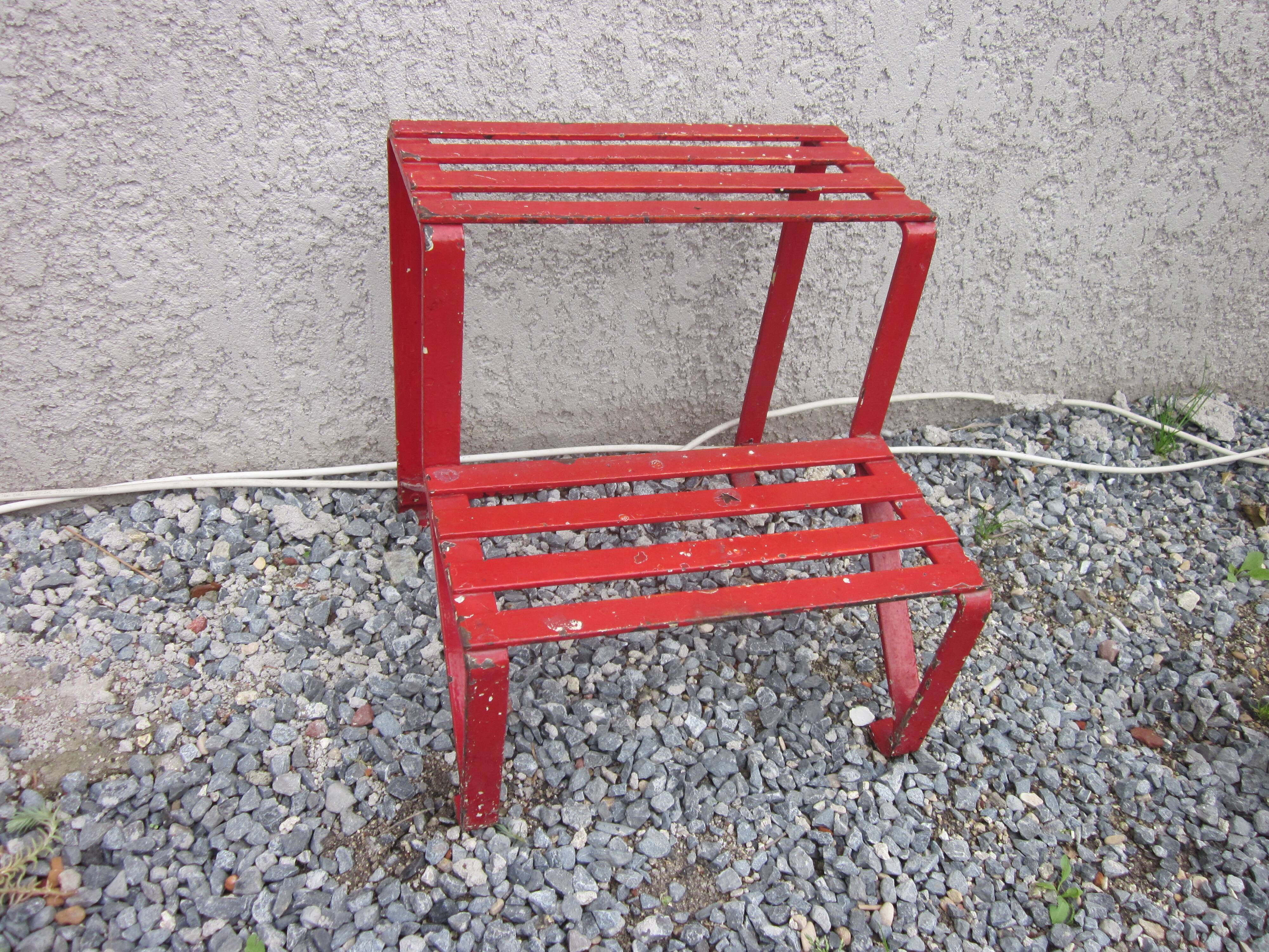 Rivetè metal plant door