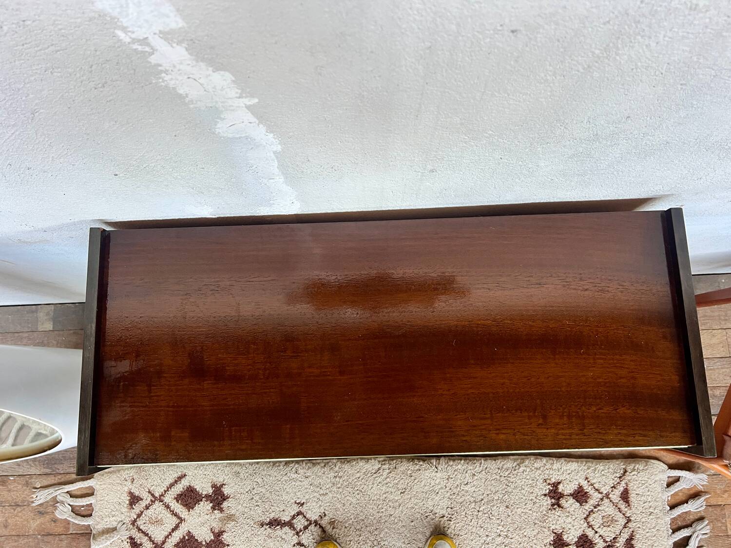 Furnished shoe cabinet with sliding doors