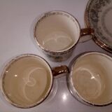 Tasses anciennes avec leurs sous-tasses