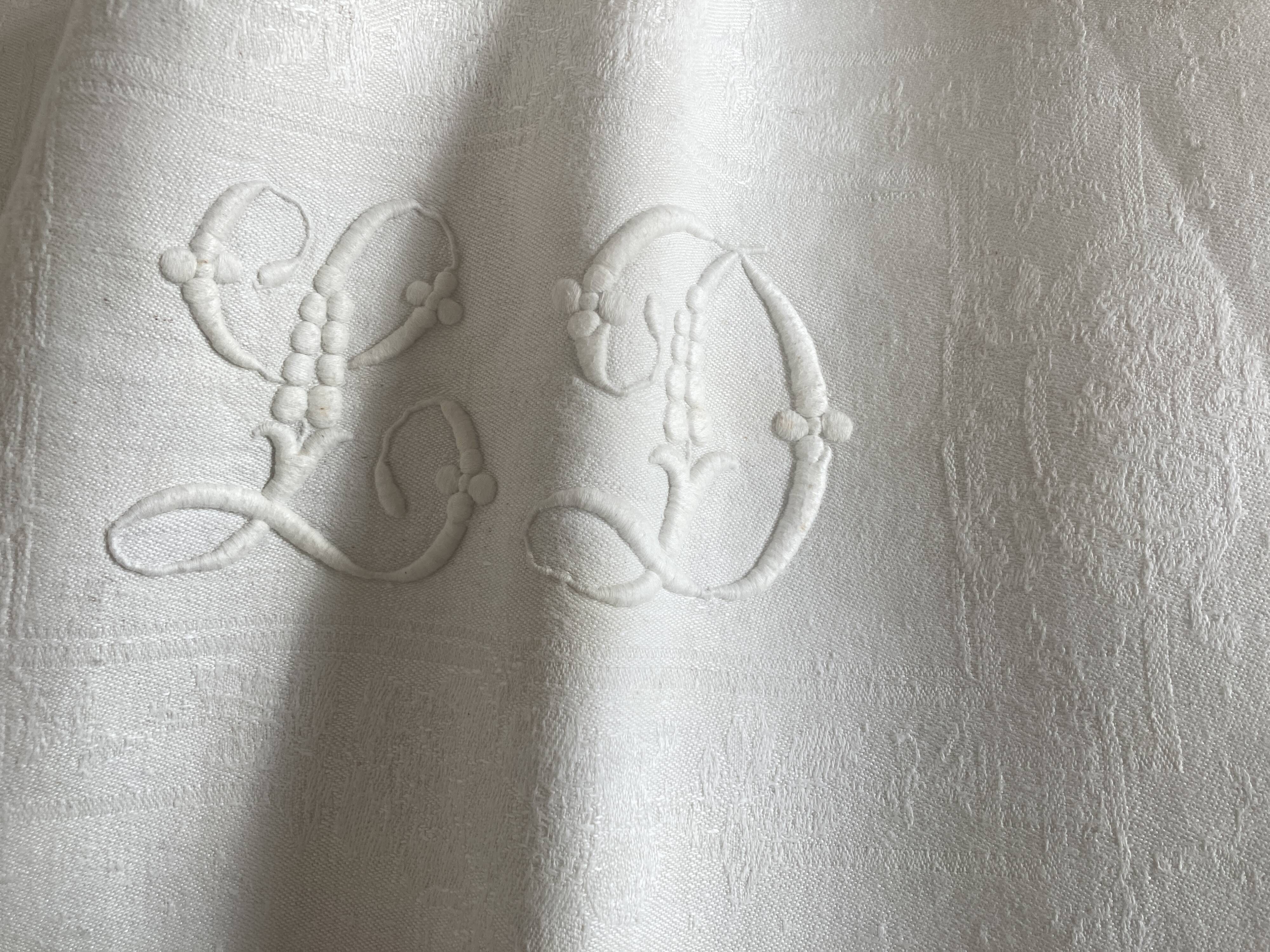 Nappe et 12 serviettes en damas de lin brodé LD 2,40m