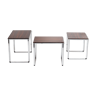 Table gigognes vintage en bois de rose et base en métal poli élevé.