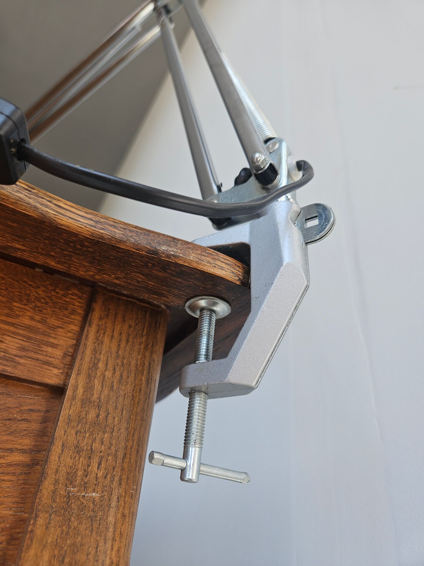 Articulated desk lamp