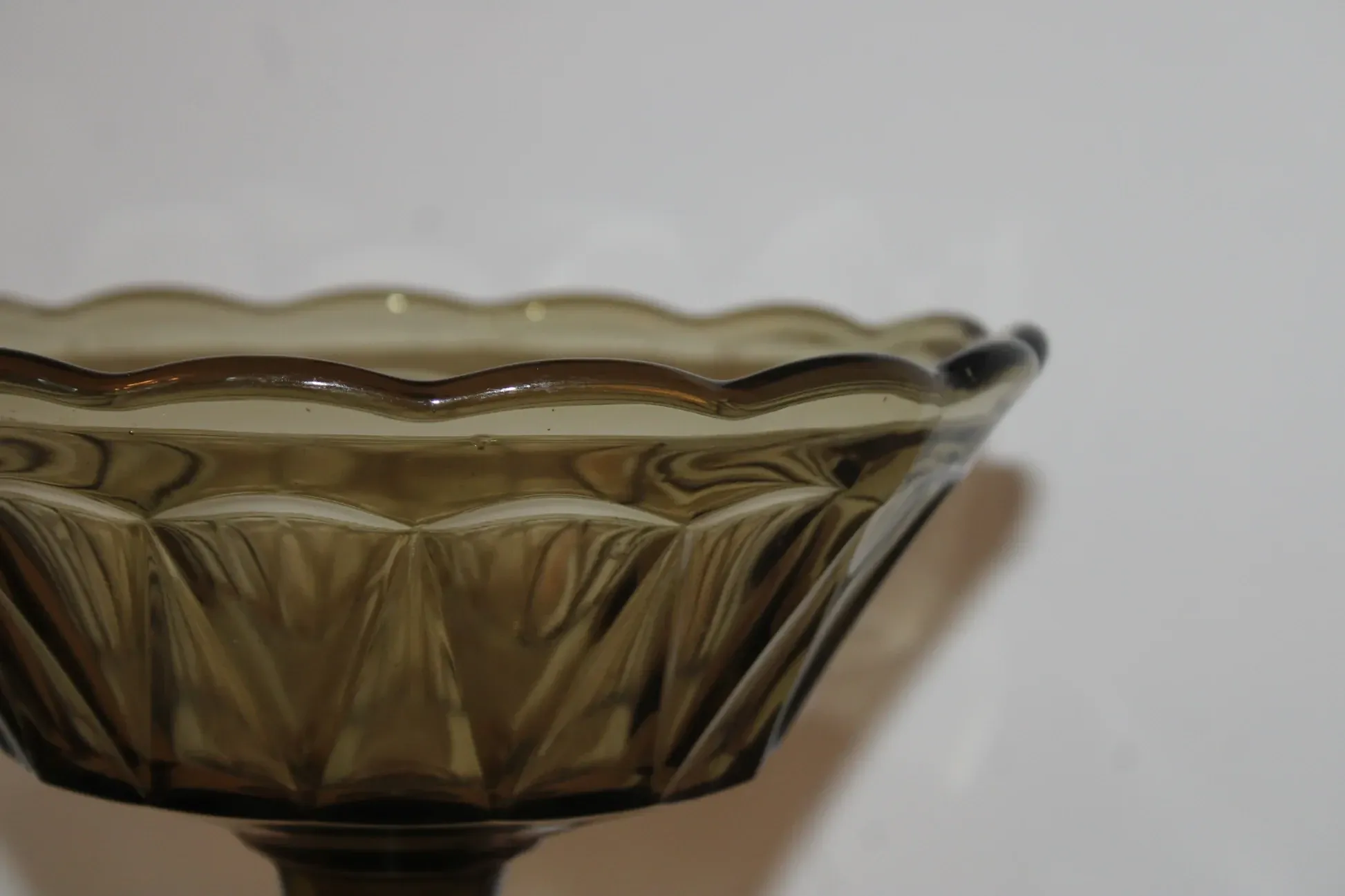 Vintage smoked glass footed bowl – Scalloped edge compote – Ø 23 cm