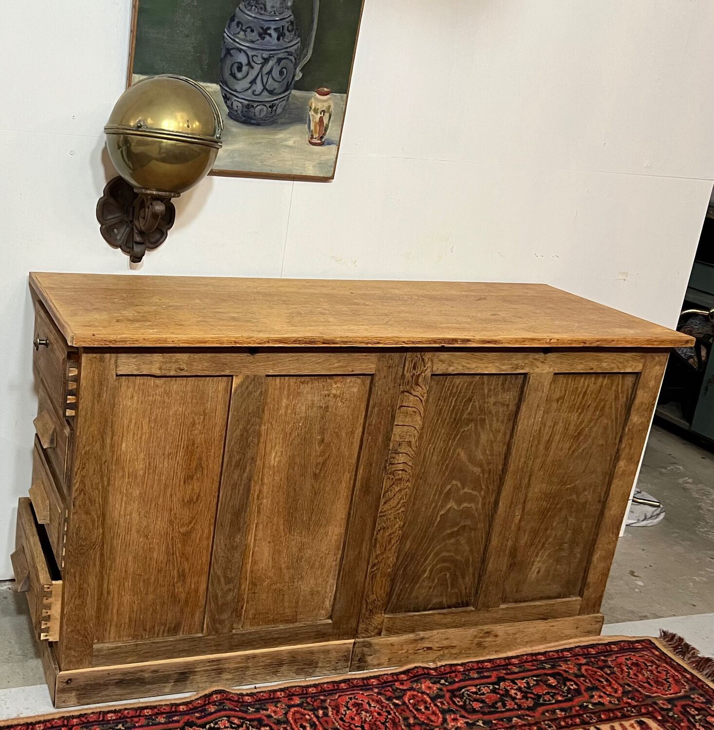 Ancien buffet en chêne à tiroirs